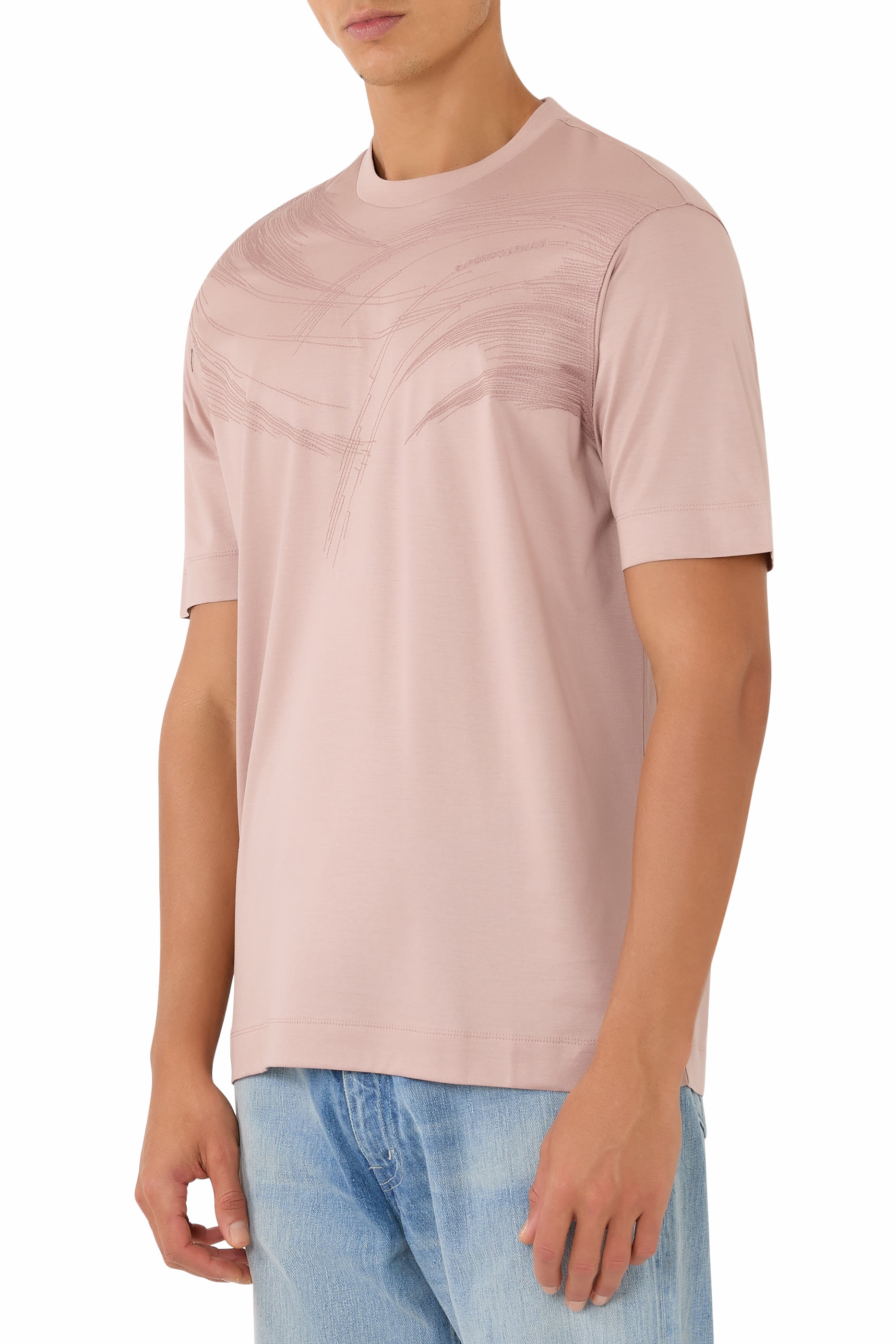 تيشيرت بأكمام قصيرة وشعار الماركة