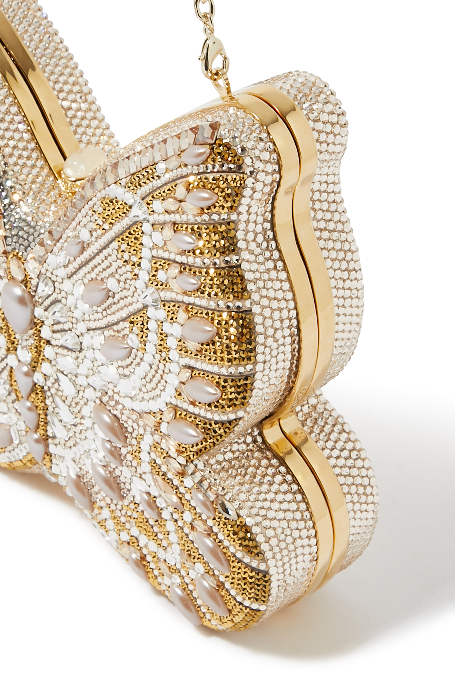 كلاتش بتصميم فراشة مرصع باللؤلؤ