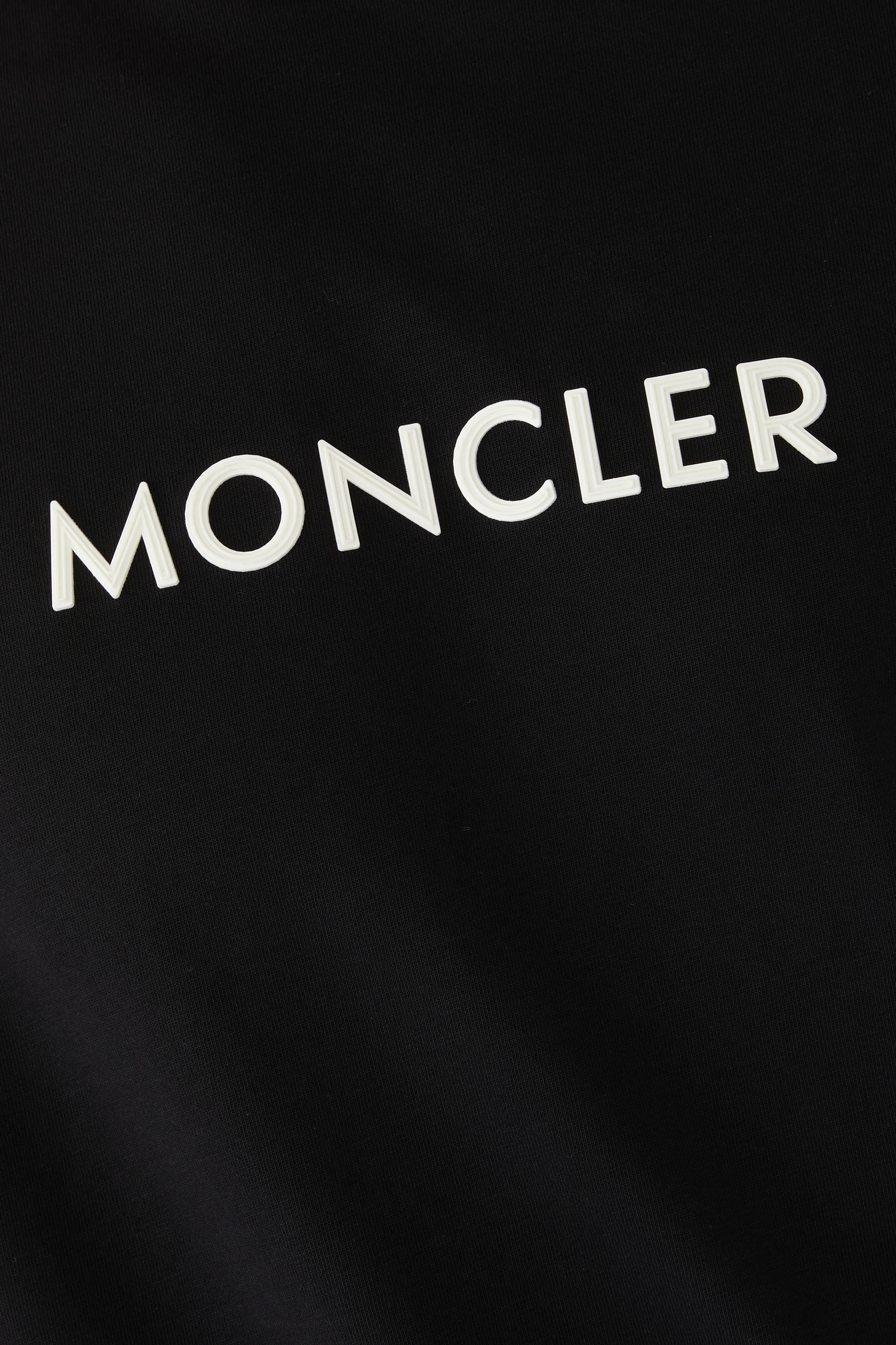 تيشيرت بأكمام قصيرة وشعار الماركة