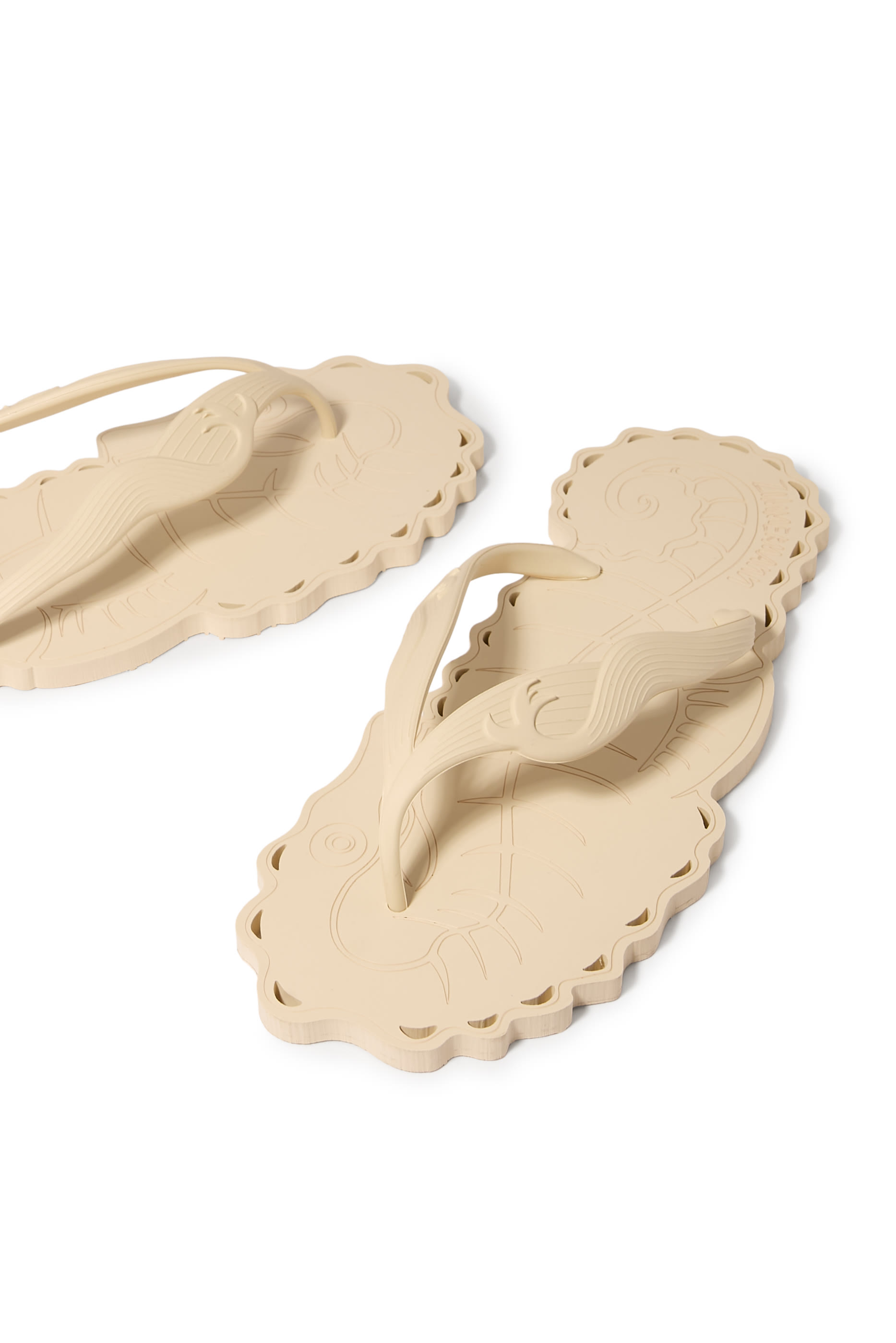 صندل بتصميم ثونج بتفاصيل مموجة