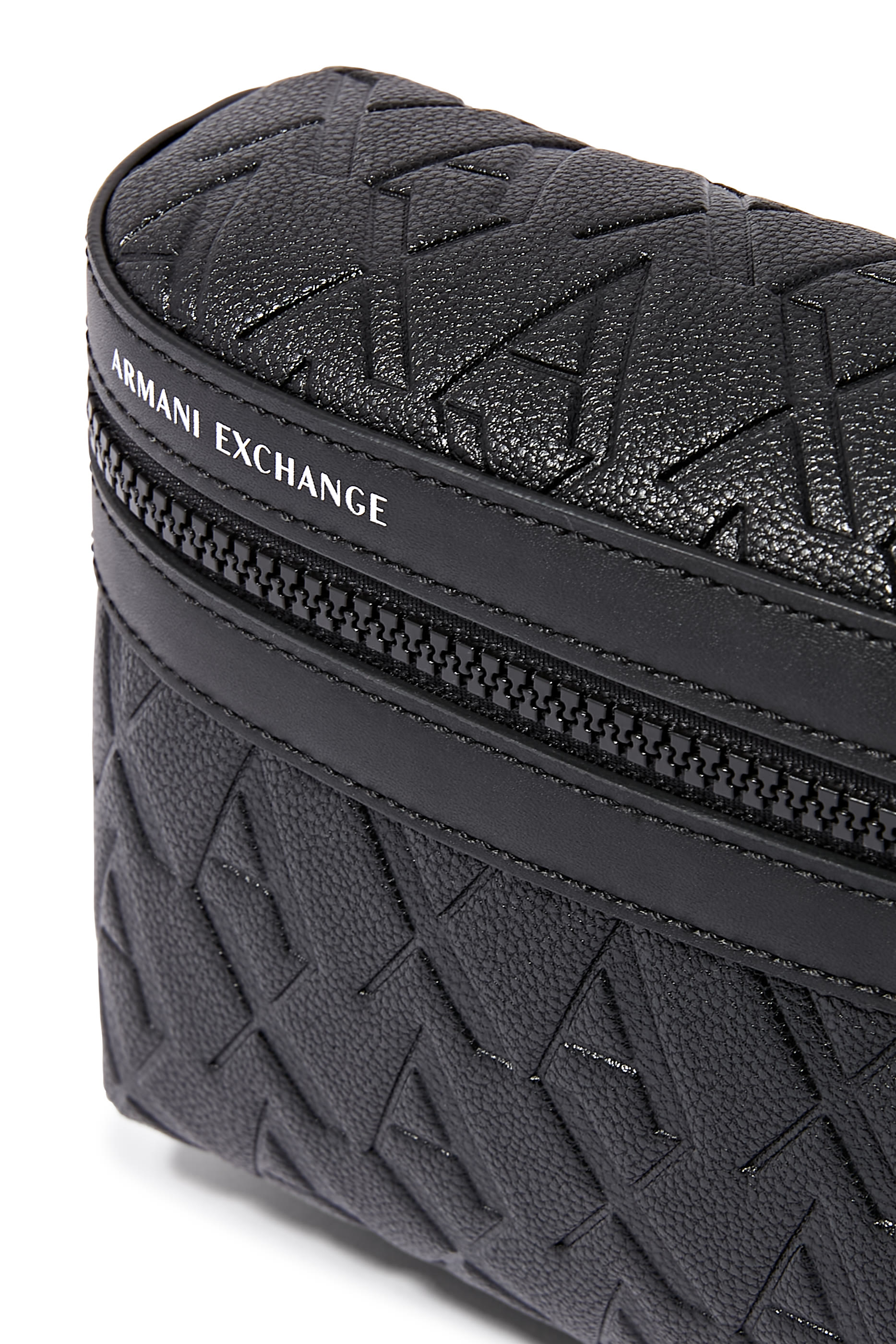 حقيبة بحزام وشعار الماركة بالكامل