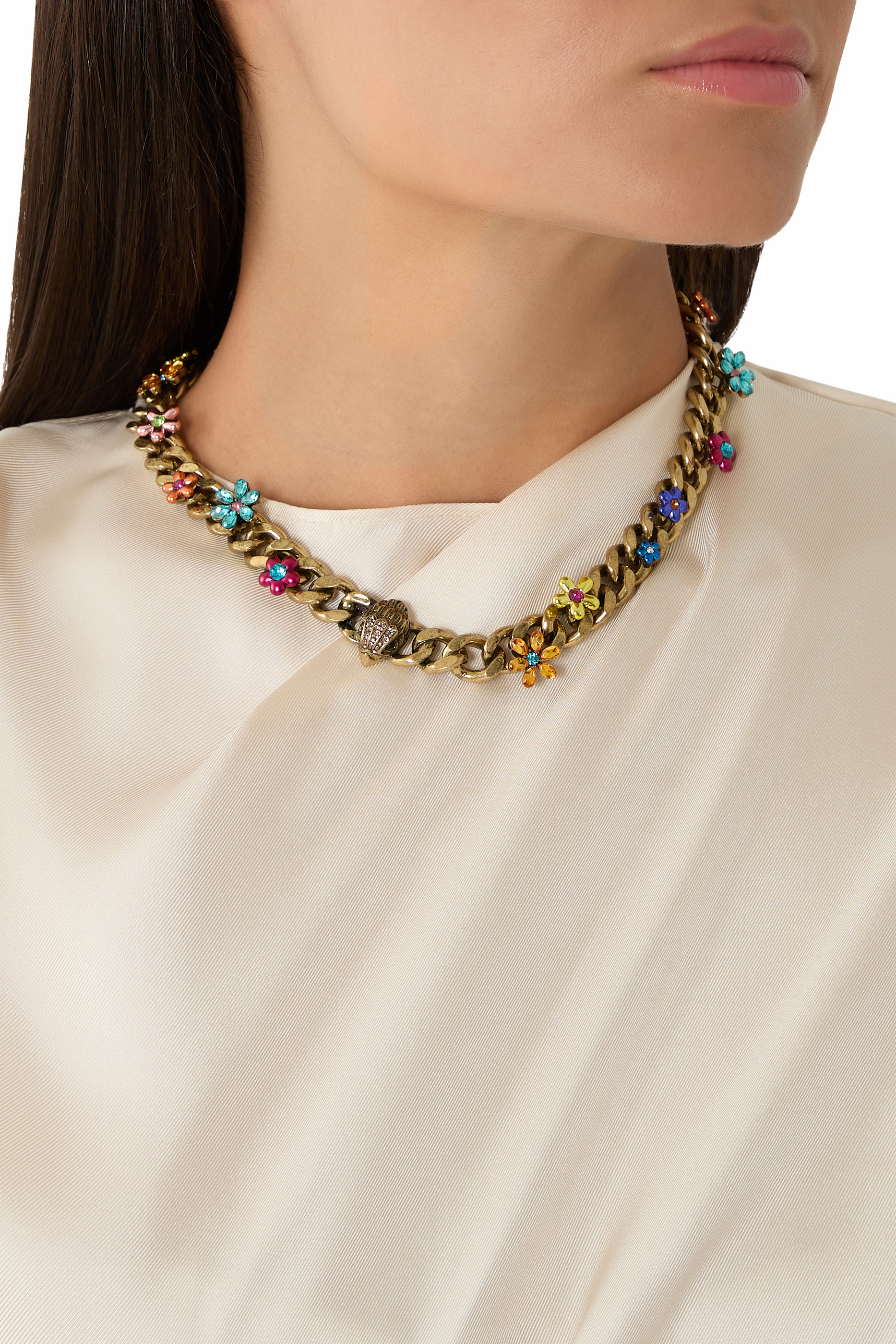 قلادة مزينة بحلي أزهار ونسر