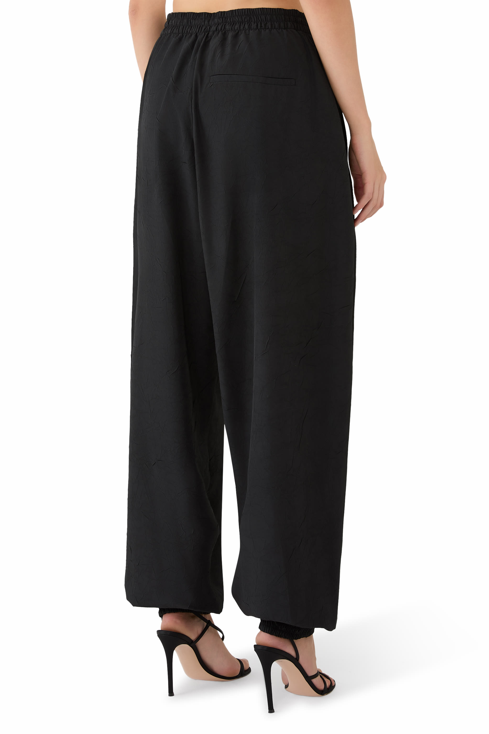 بنطال رياضي بقصة فضفاضة