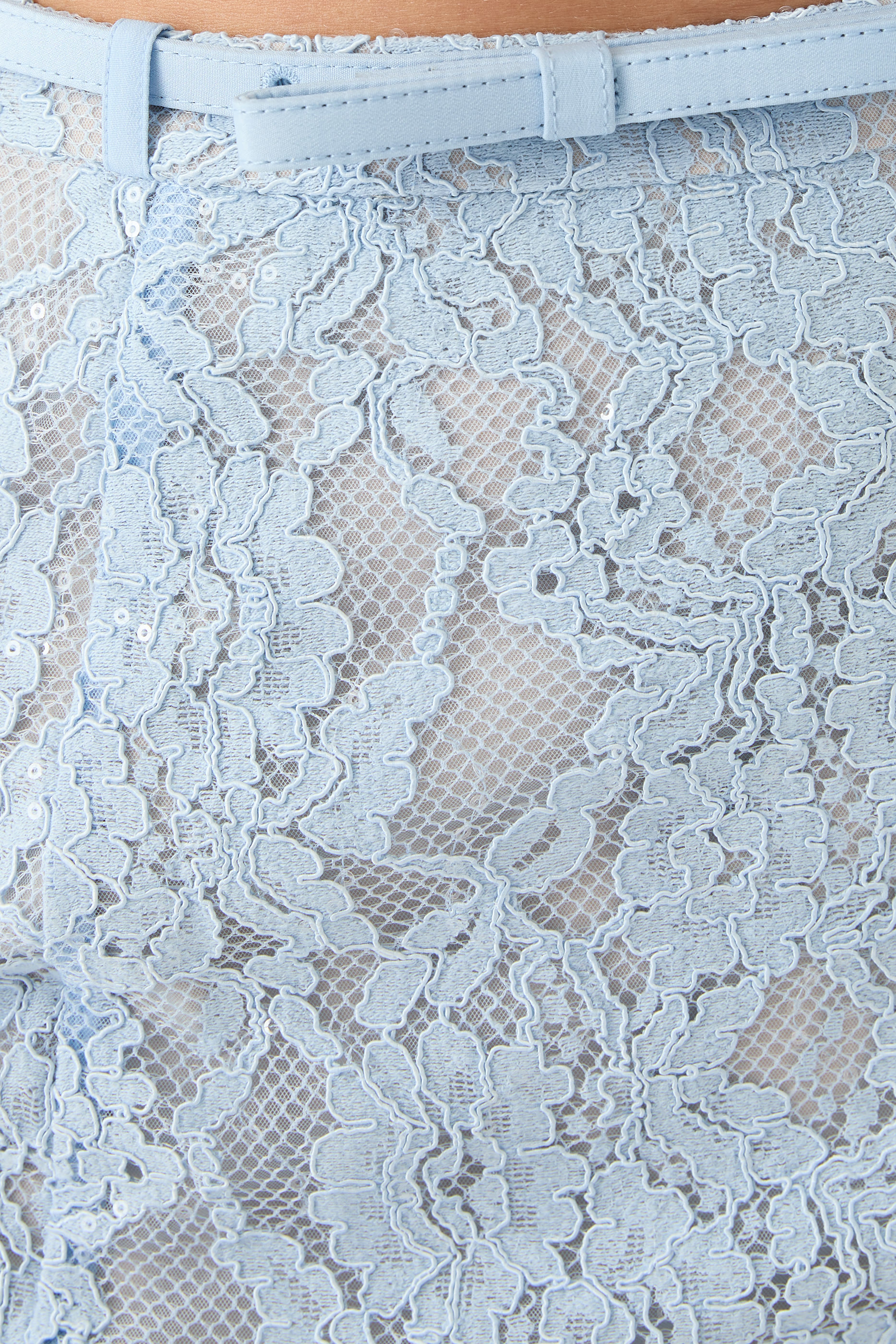 تنورة بقصة واسعة متوسطة الطول دانتيل