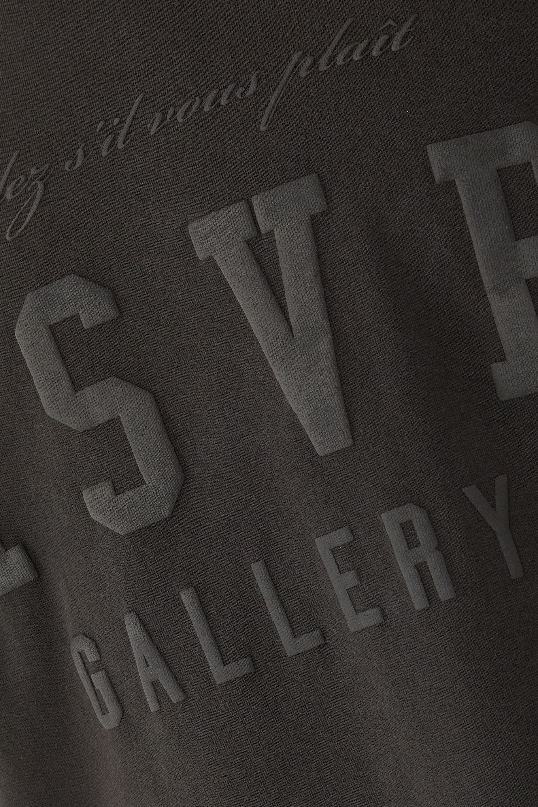 تيشيرت بياقة ضيقة ونقشة شعار جالري