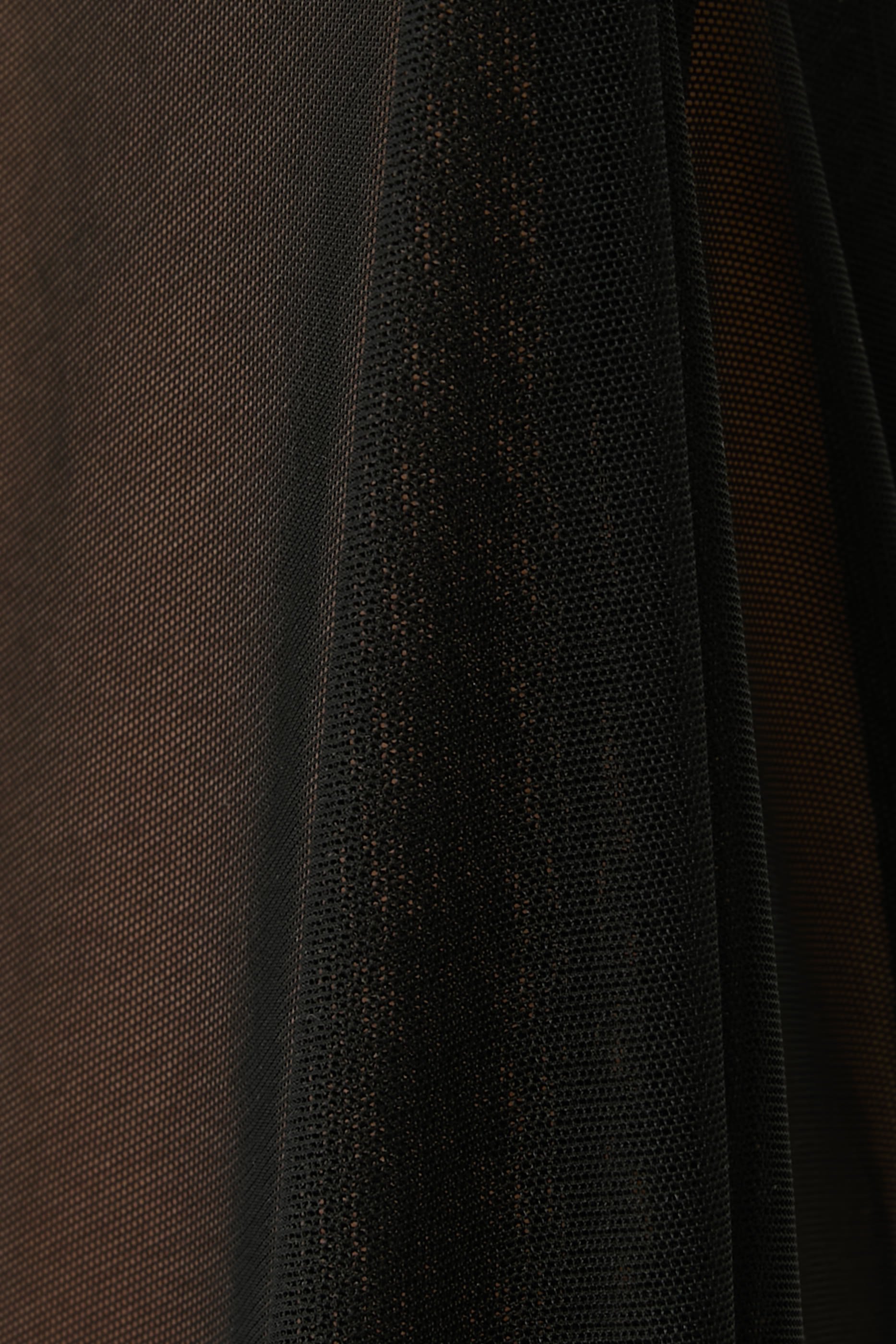 بنطال بطيات وتصميم مستوحى من الألبسة الرجالية