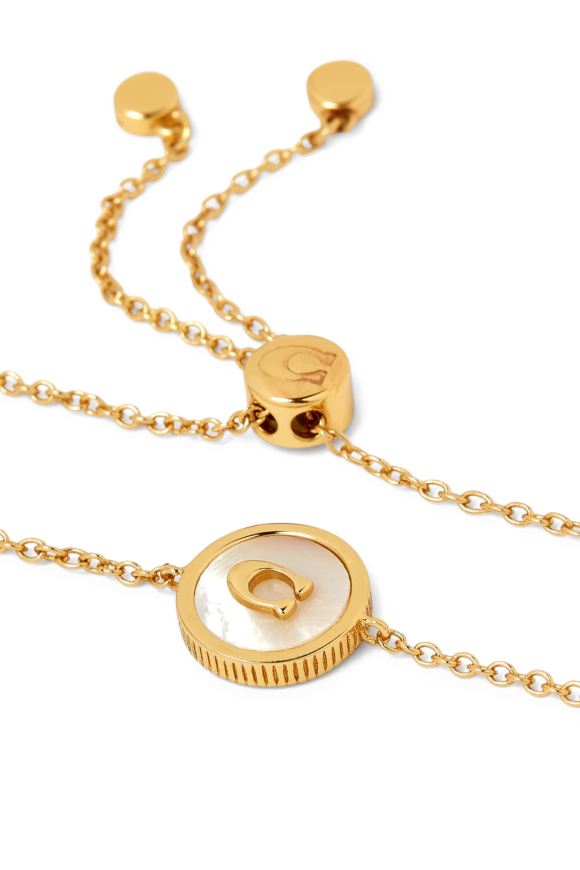 سوار بمشبك منزلق وحلية مستديرة بتصميم شعار الماركة مرصع بعرق لؤلؤ