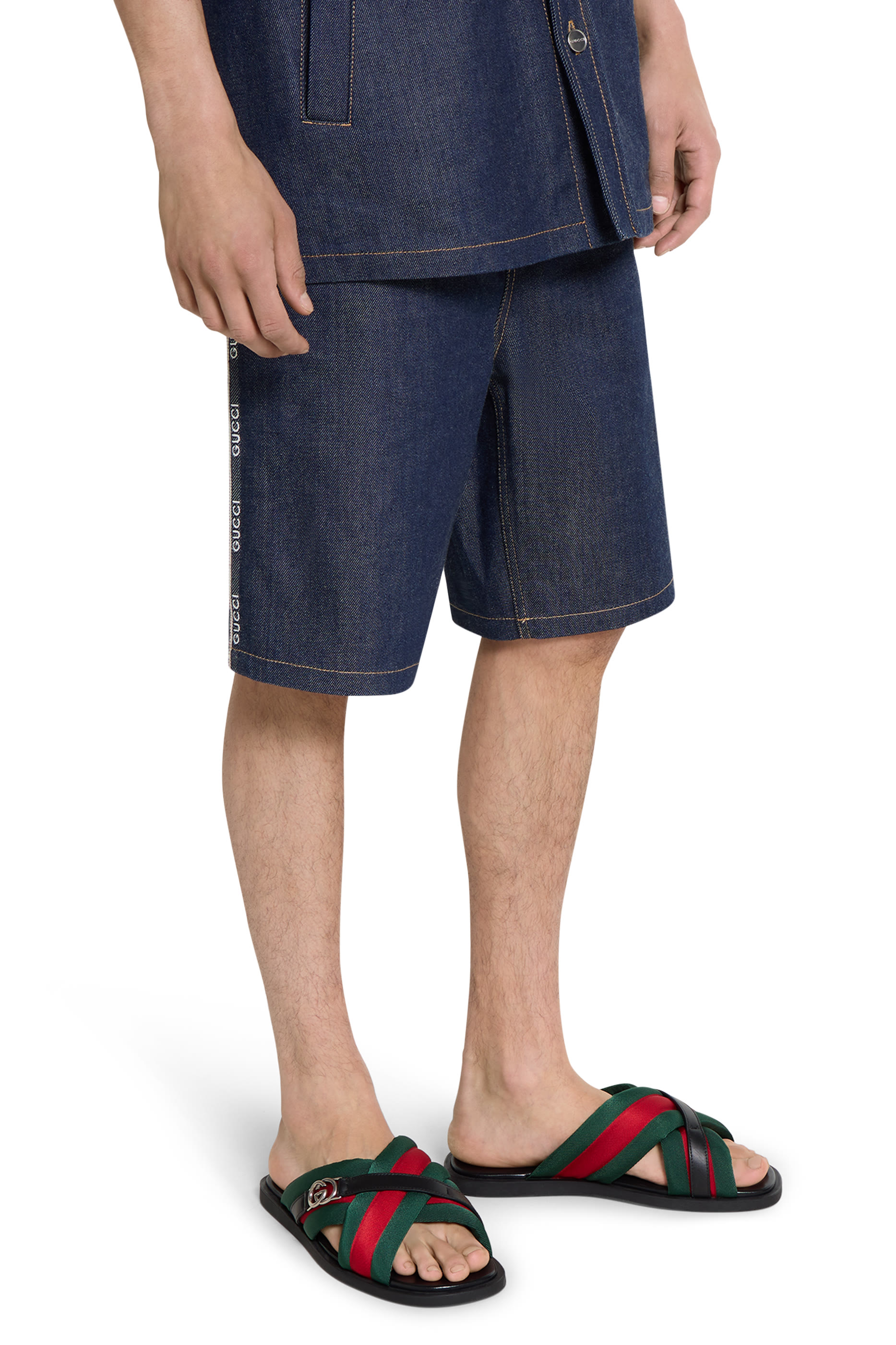 صندل بشريط ويب وحلية حرفي شعار الماركة