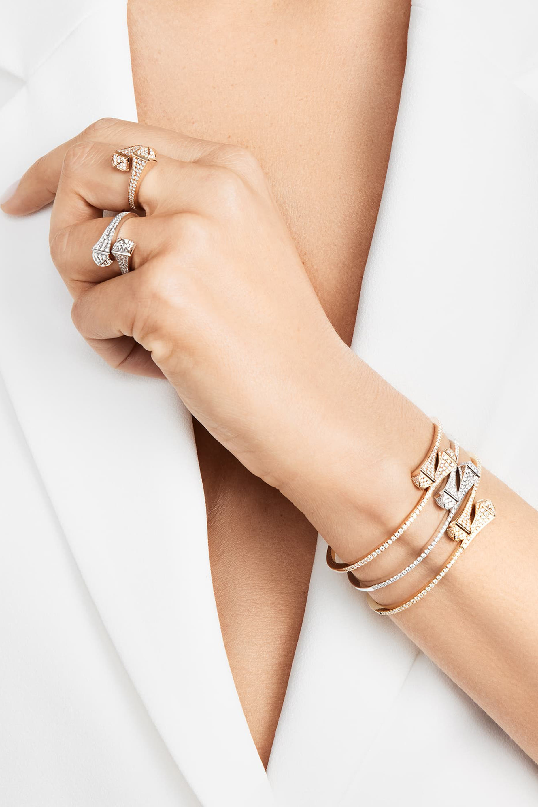 خاتم كليو رفيع متوسط مرصع بالماس ذهب أبيض عيار 18