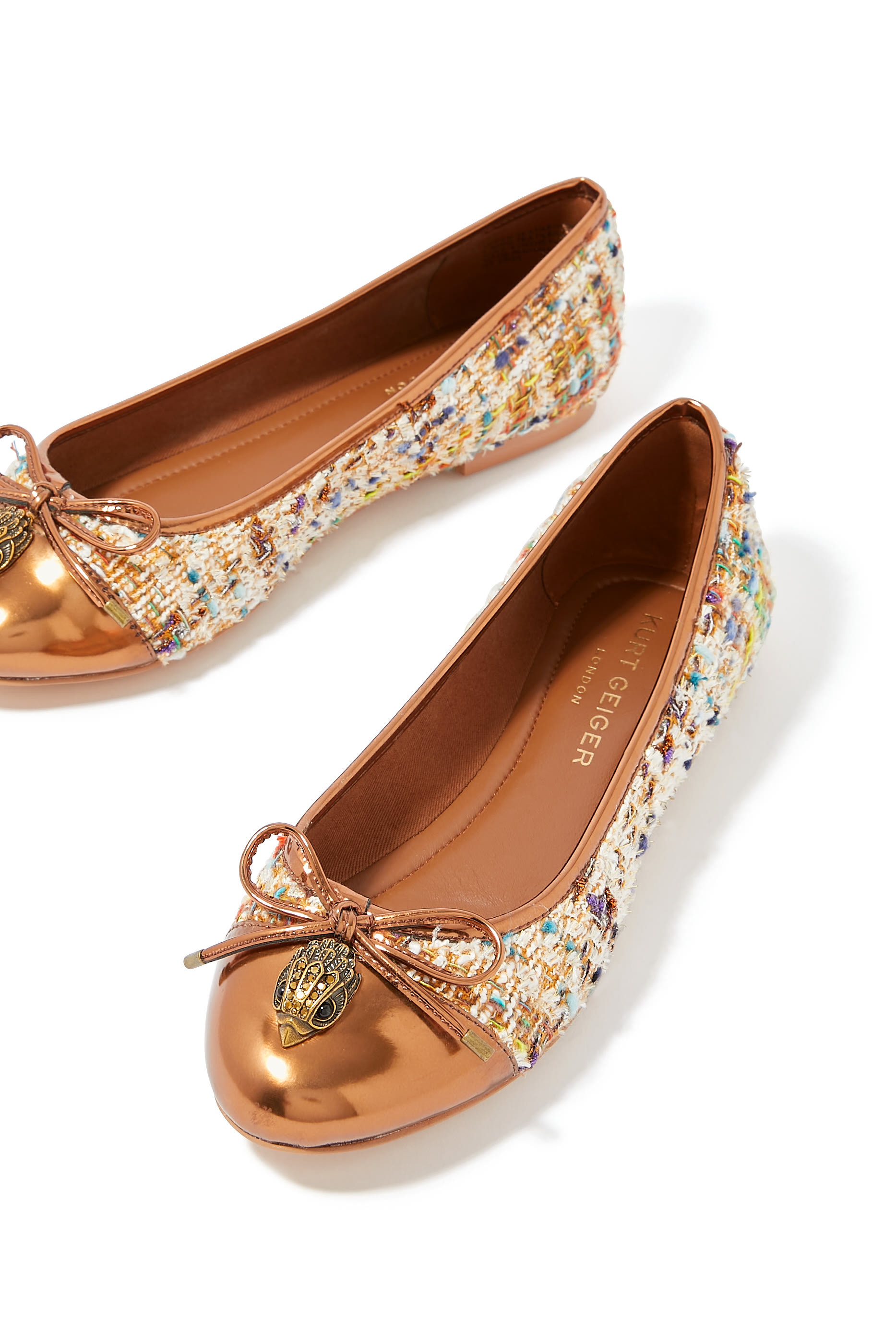 حذاء باليلرينا بحلية رأس النسر