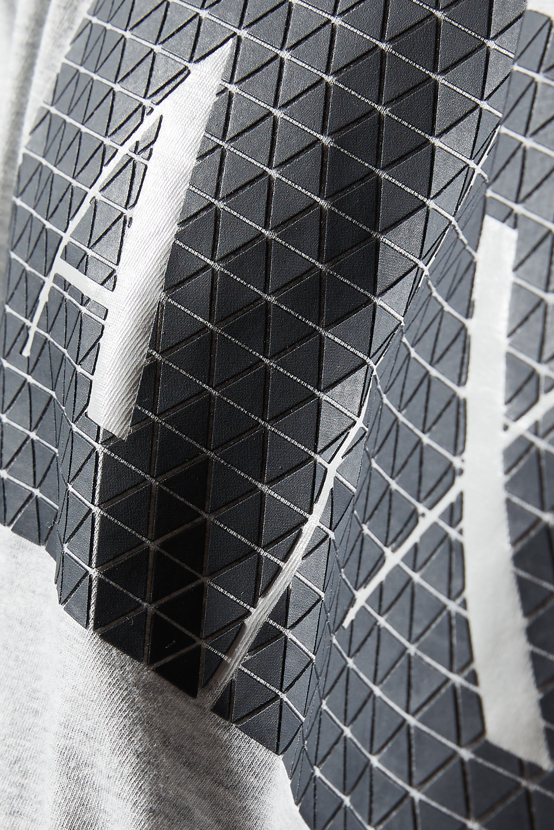 تيشيرت بطبعة شعار الماركة بنقشة مثلثات