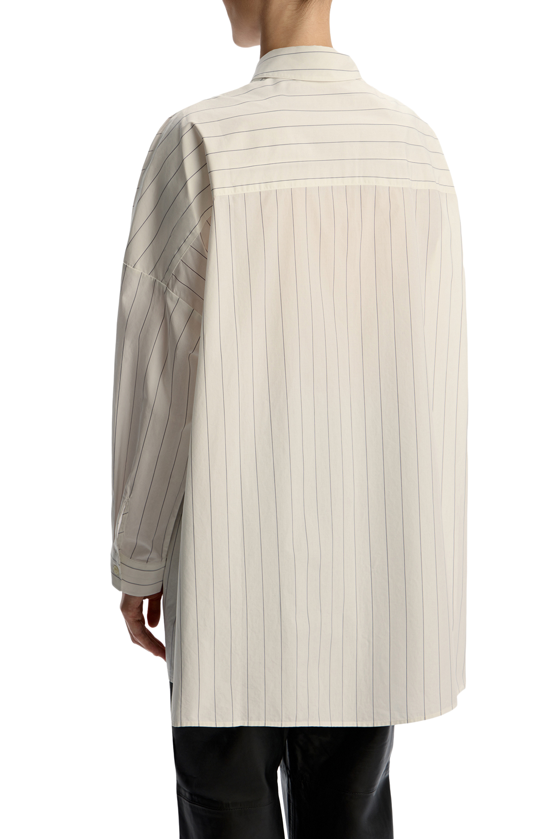 قميص مخطط بأكمام طويلة