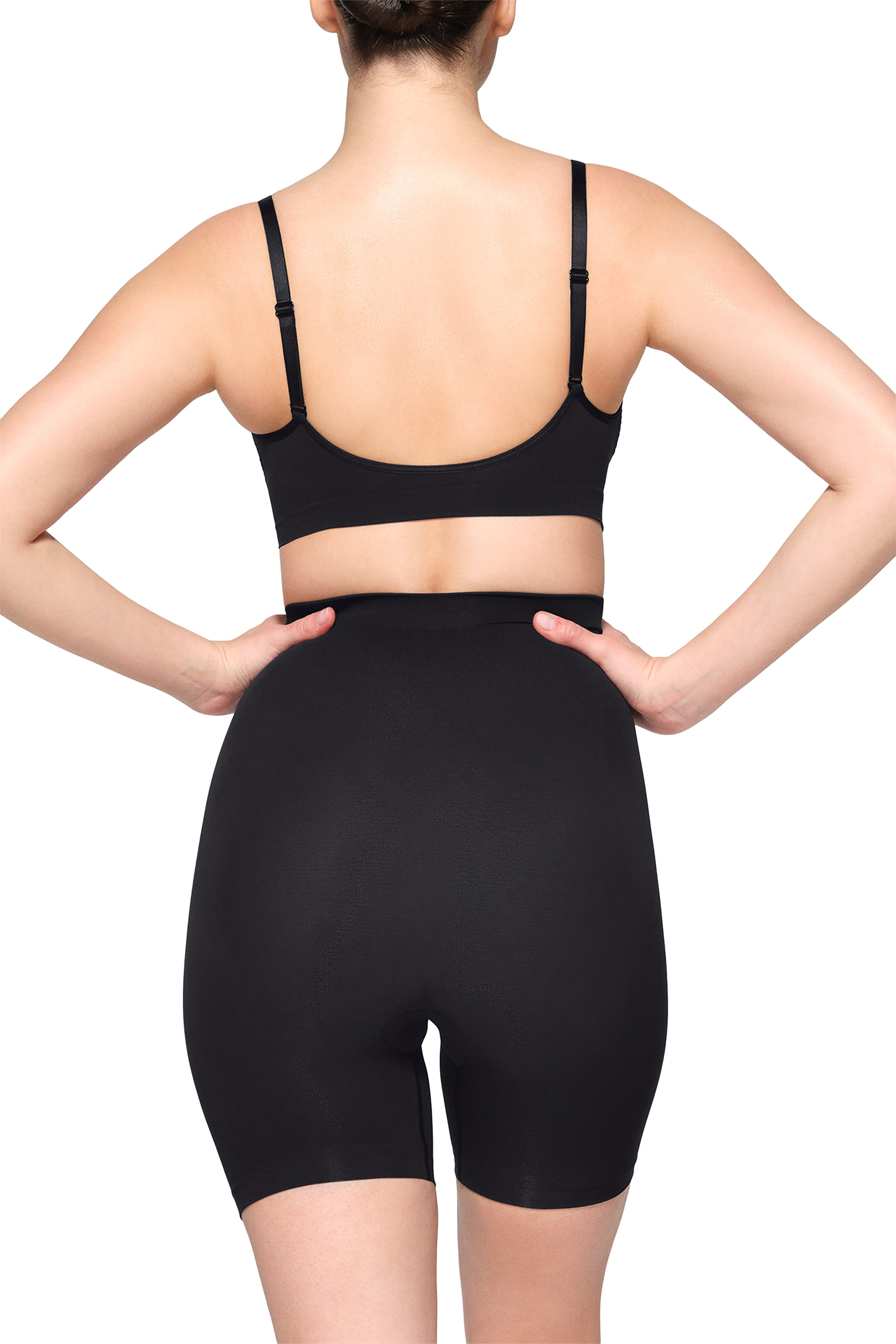 شورت بطول منتصف الفخذ بقصة ضيقة بلا حياكة 