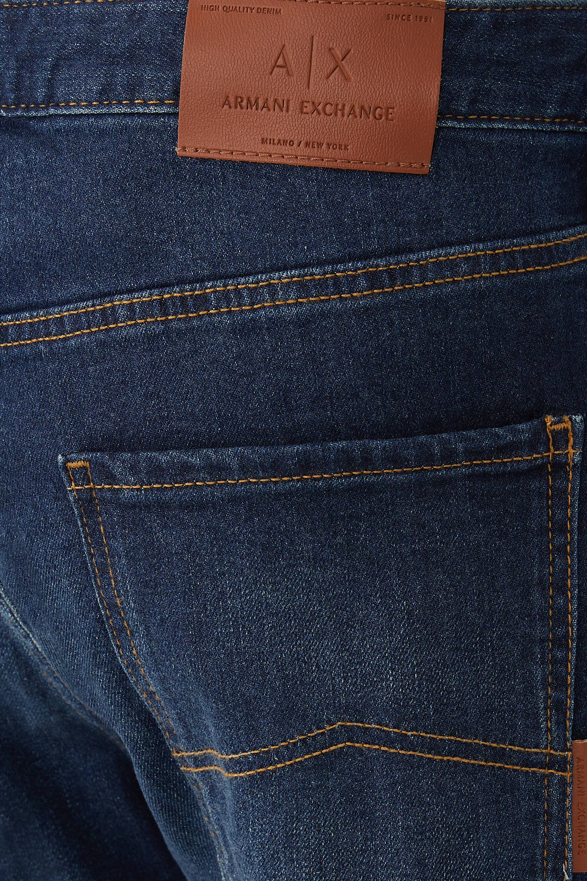 بنطال جينز بقصة ساق مستقيمة