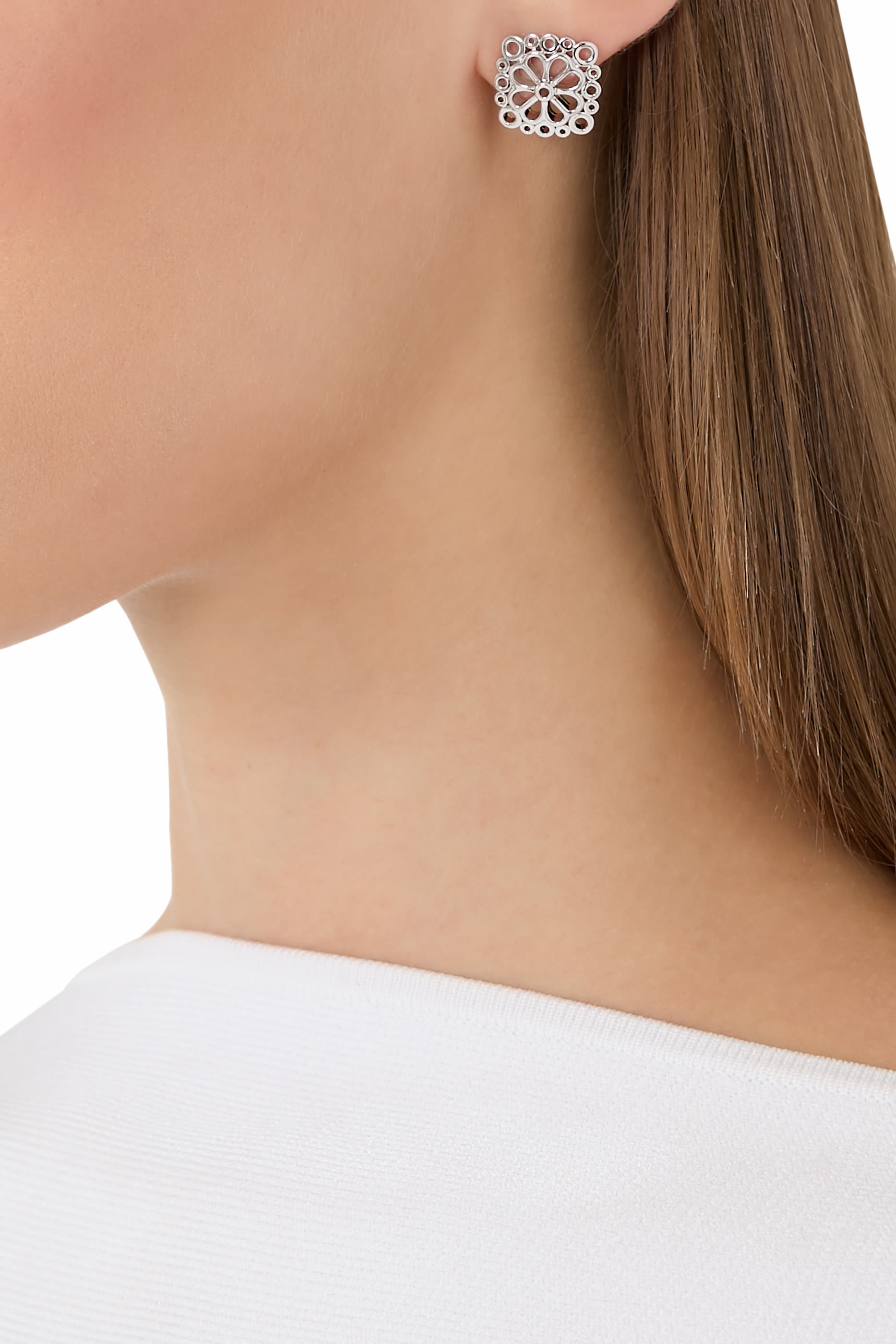 أقراط بتصميم زهرة بالشكل البستوني بفتحات