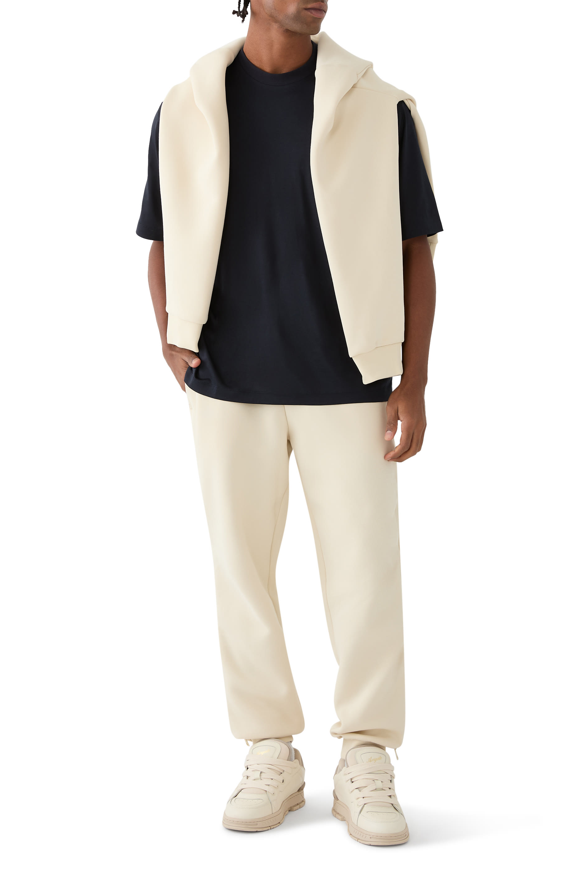 تيشيرت بقصة واسعة ورقعة شعار الماركة صغيرة