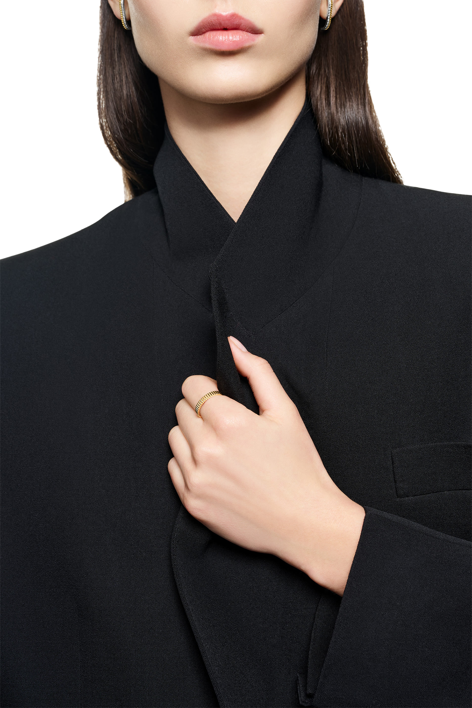 أقراط كاتر دائرية بارزة الملمس مرصعة بماس، ذهب أبيض وأصفر عيار 18