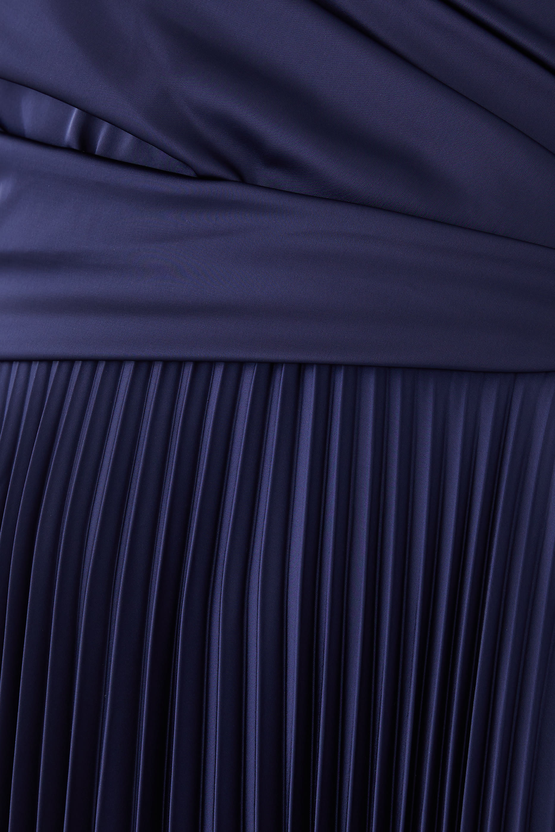 فستان سهرة بأكتاف مكشوفة