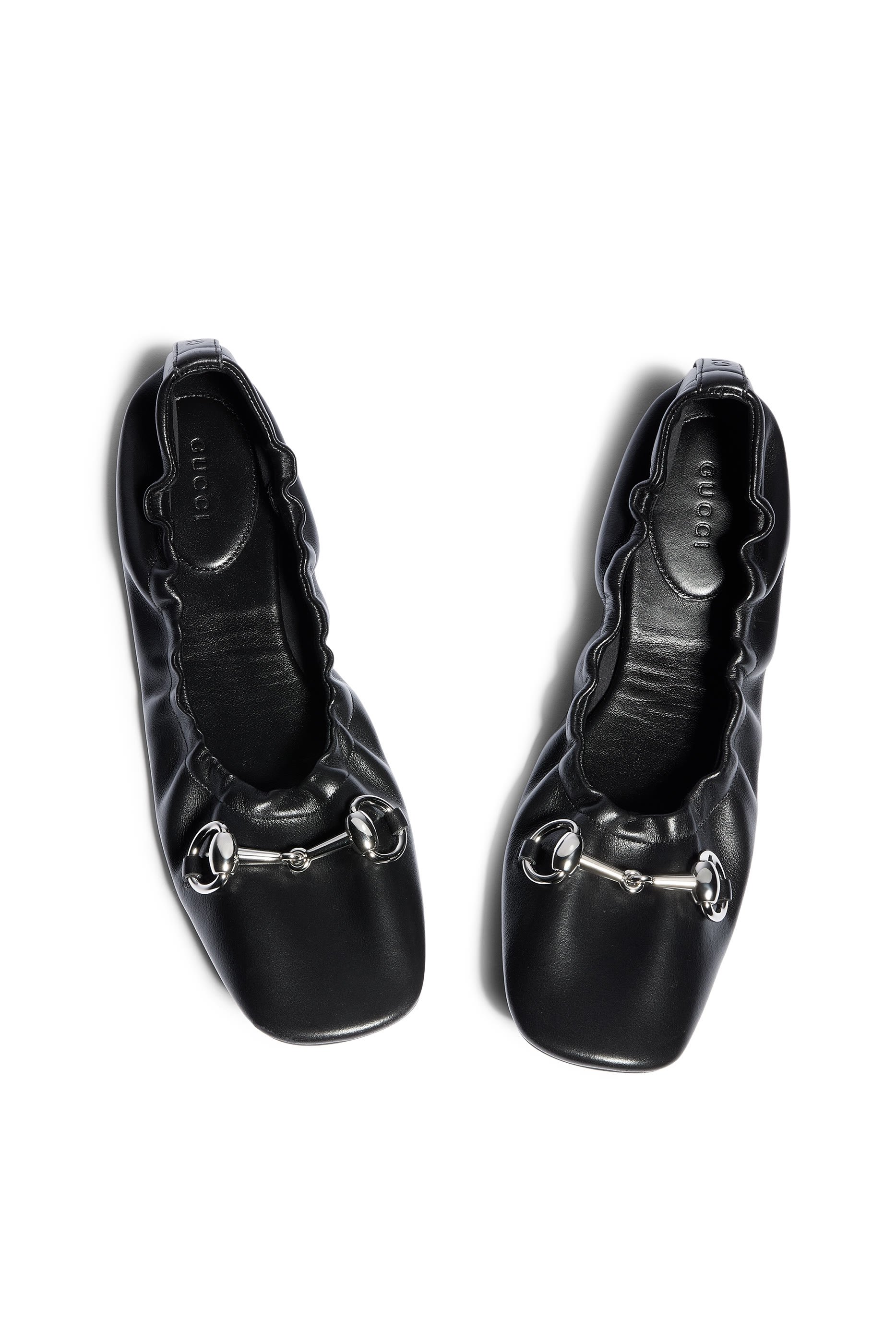 حذاء بالرينا بنعل مسطح وحلية لجام الحصان