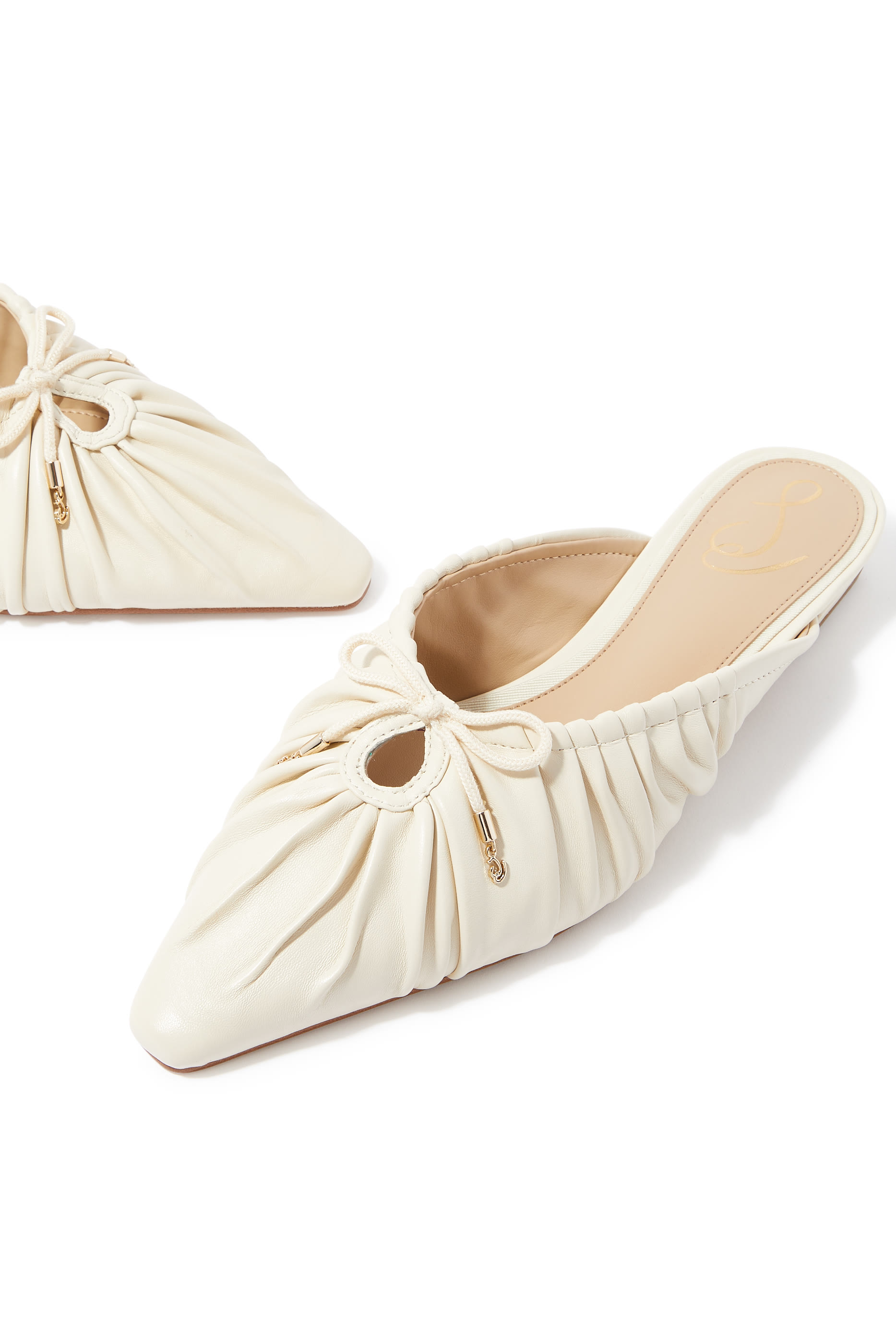 حذاء جوليا مفتوح من الخلف بمقدمة مدببة