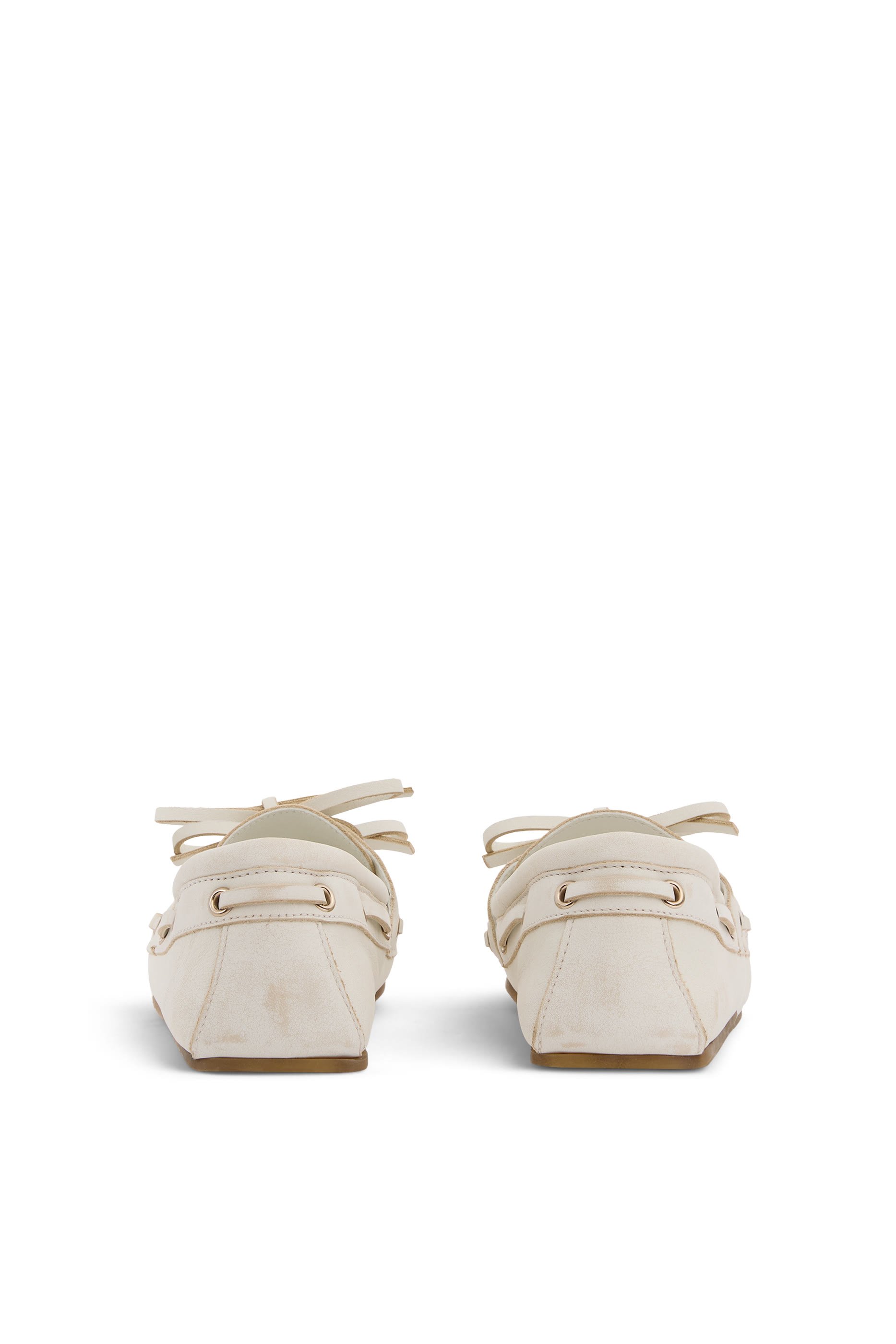 حذاء بوت بتفاصيل شعار الماركة متداخل