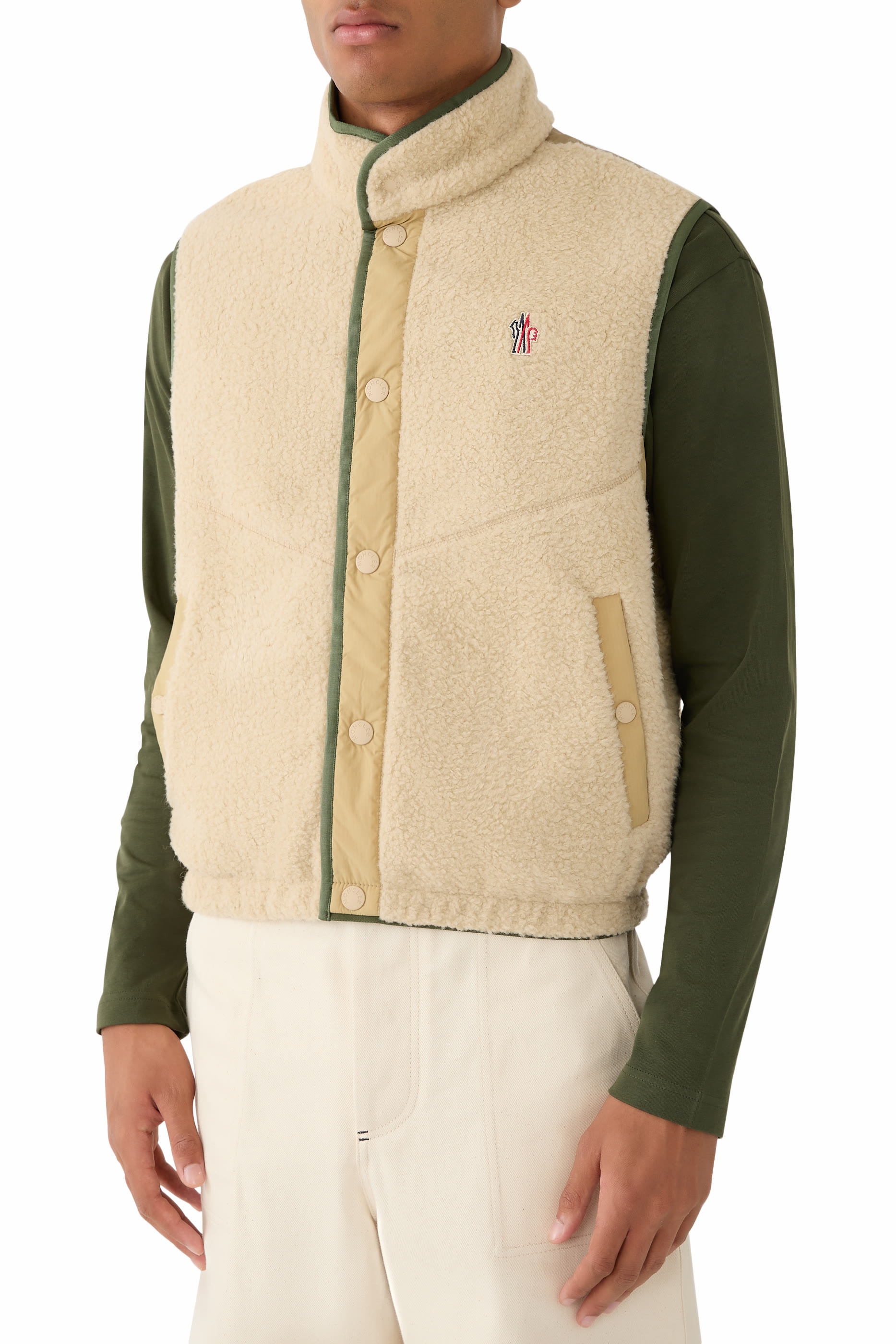 فيست بأزرار وشعار الماركة