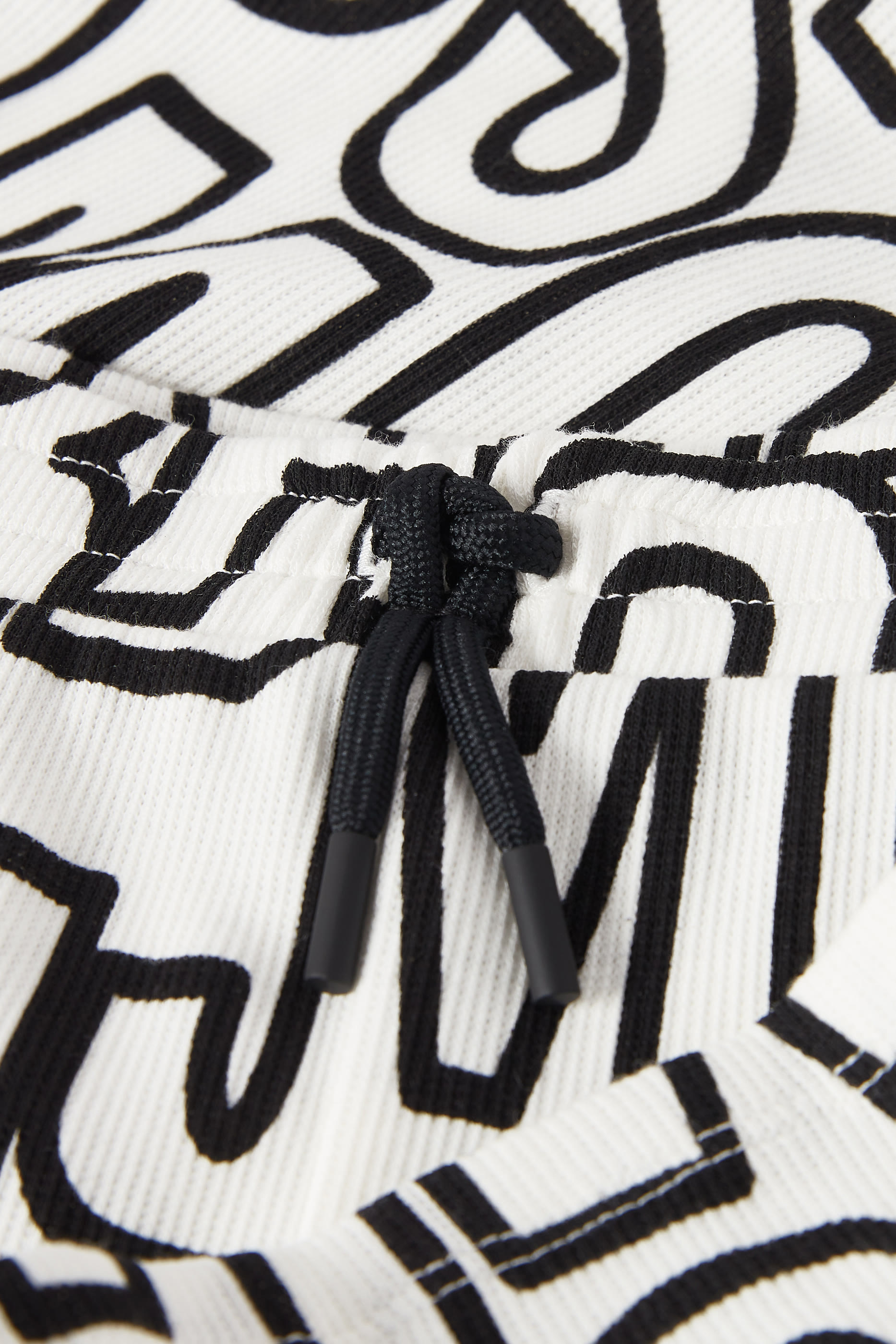 طقم تيشيرت وشورت بطبعة شعار الماركة للأطفال