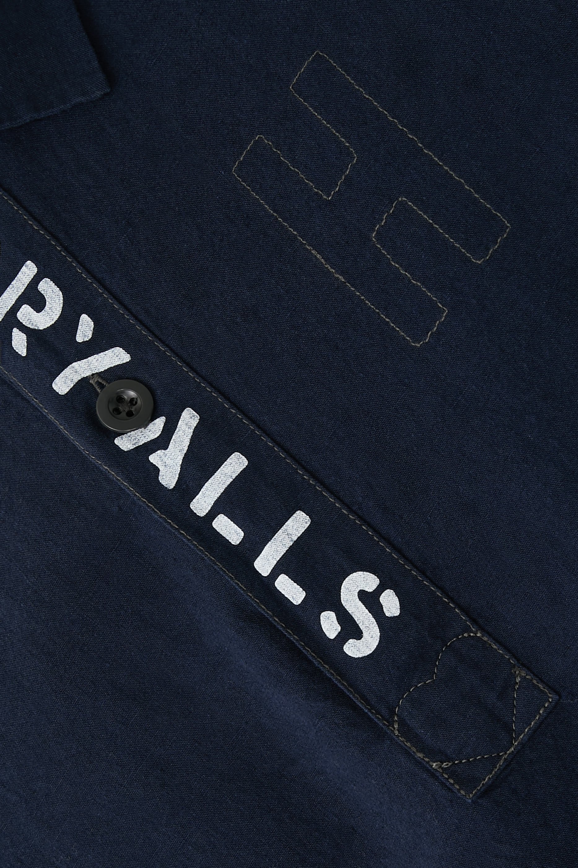 قميص تينسيل بنمط كنزة بنقشة غرافيكية