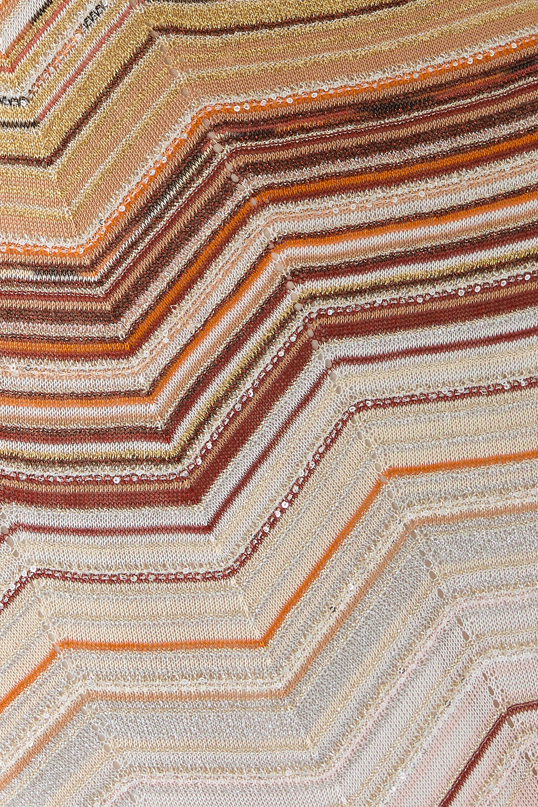 فستان طويل بنقشة خطوط شيفرون قماش لامع