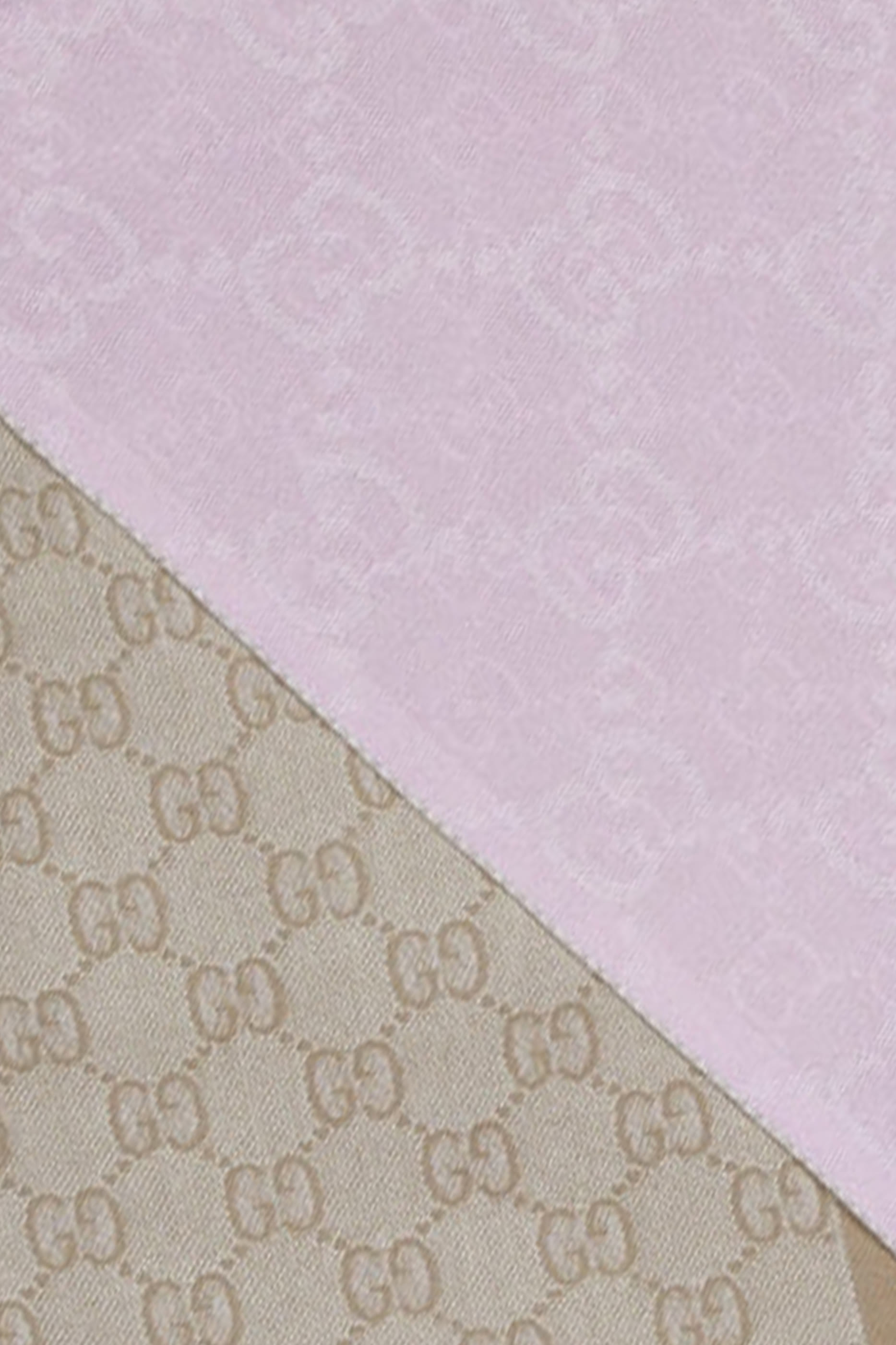 وشاح بشرابات وشعار&nbsp;