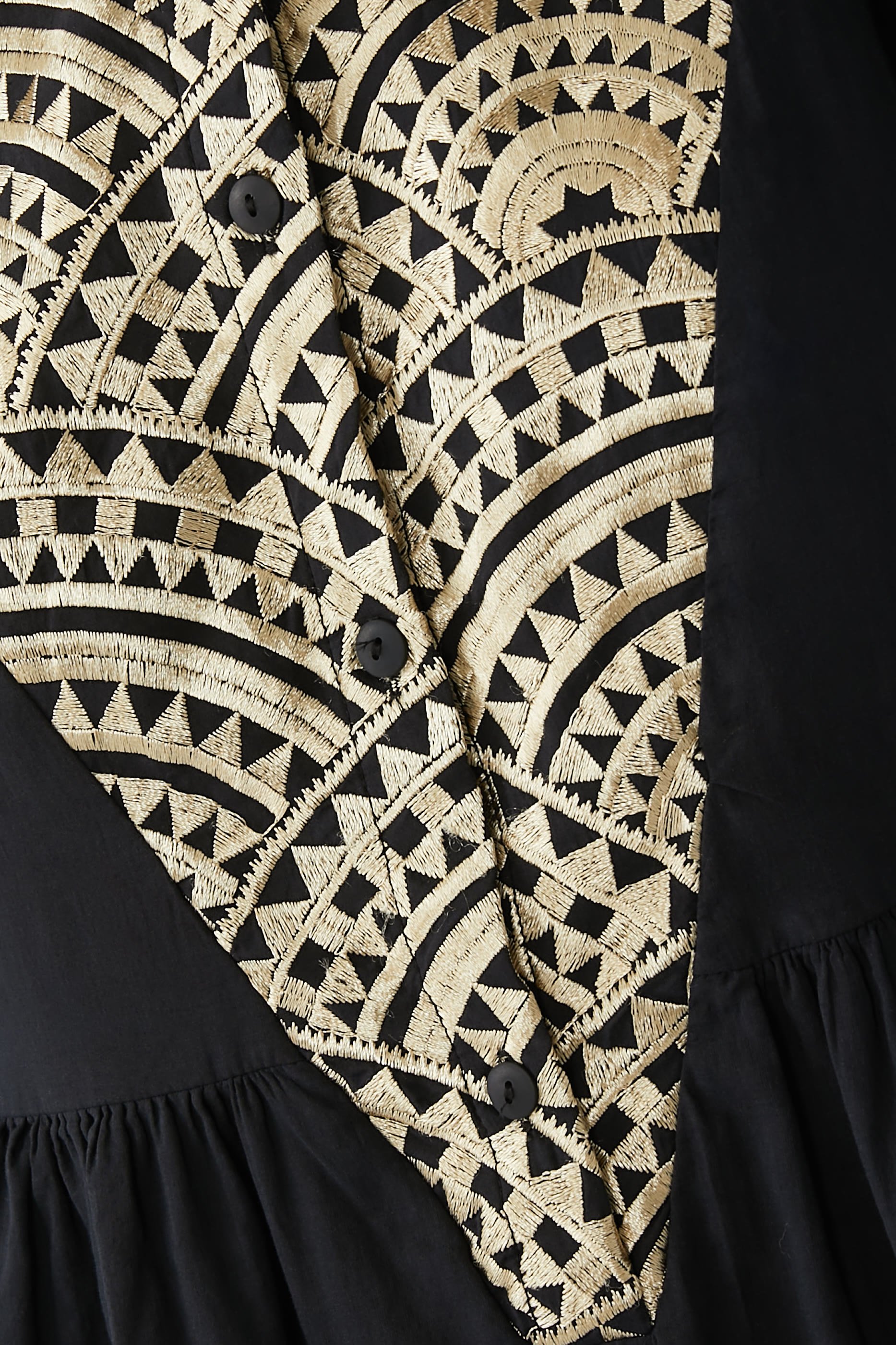 فستان متوسط الطول بياقة v وتطريزات