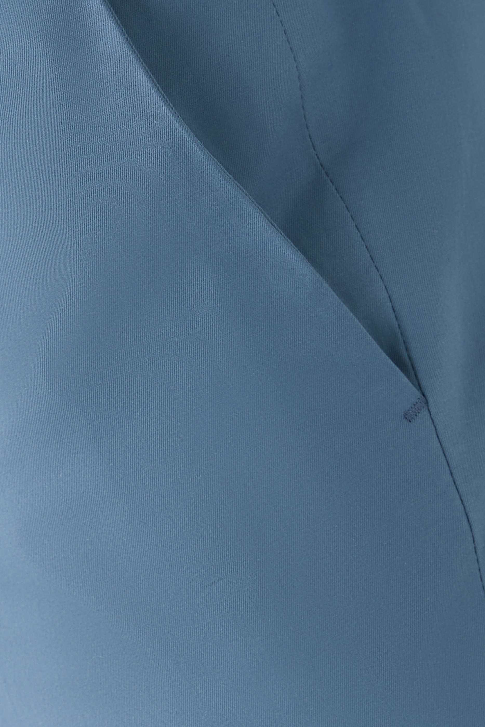 بنطال بقصة ضيقة