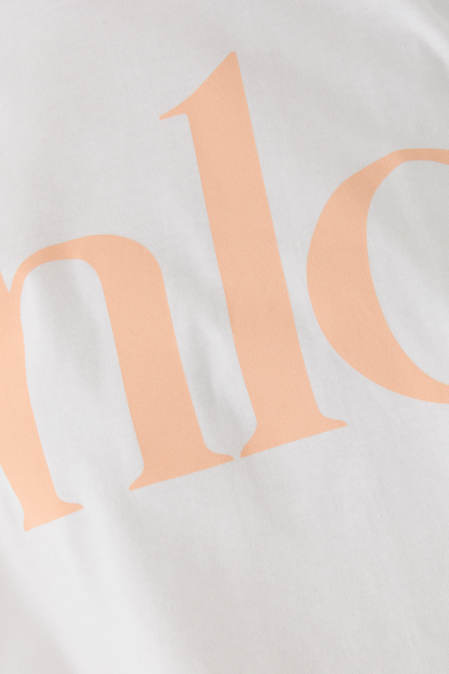 تيشيرت قصير بقصة فضفاضة وشعار الماركة