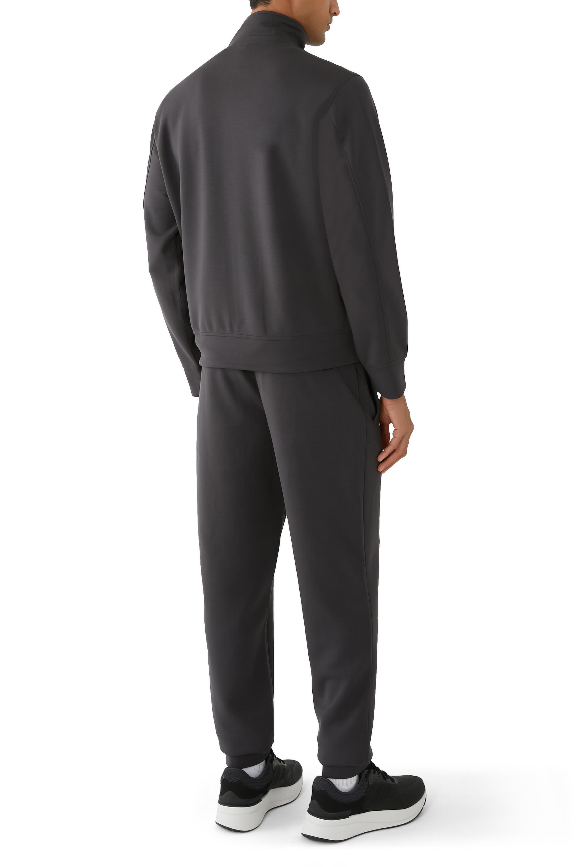 بدلة رياضية بشعار الماركة