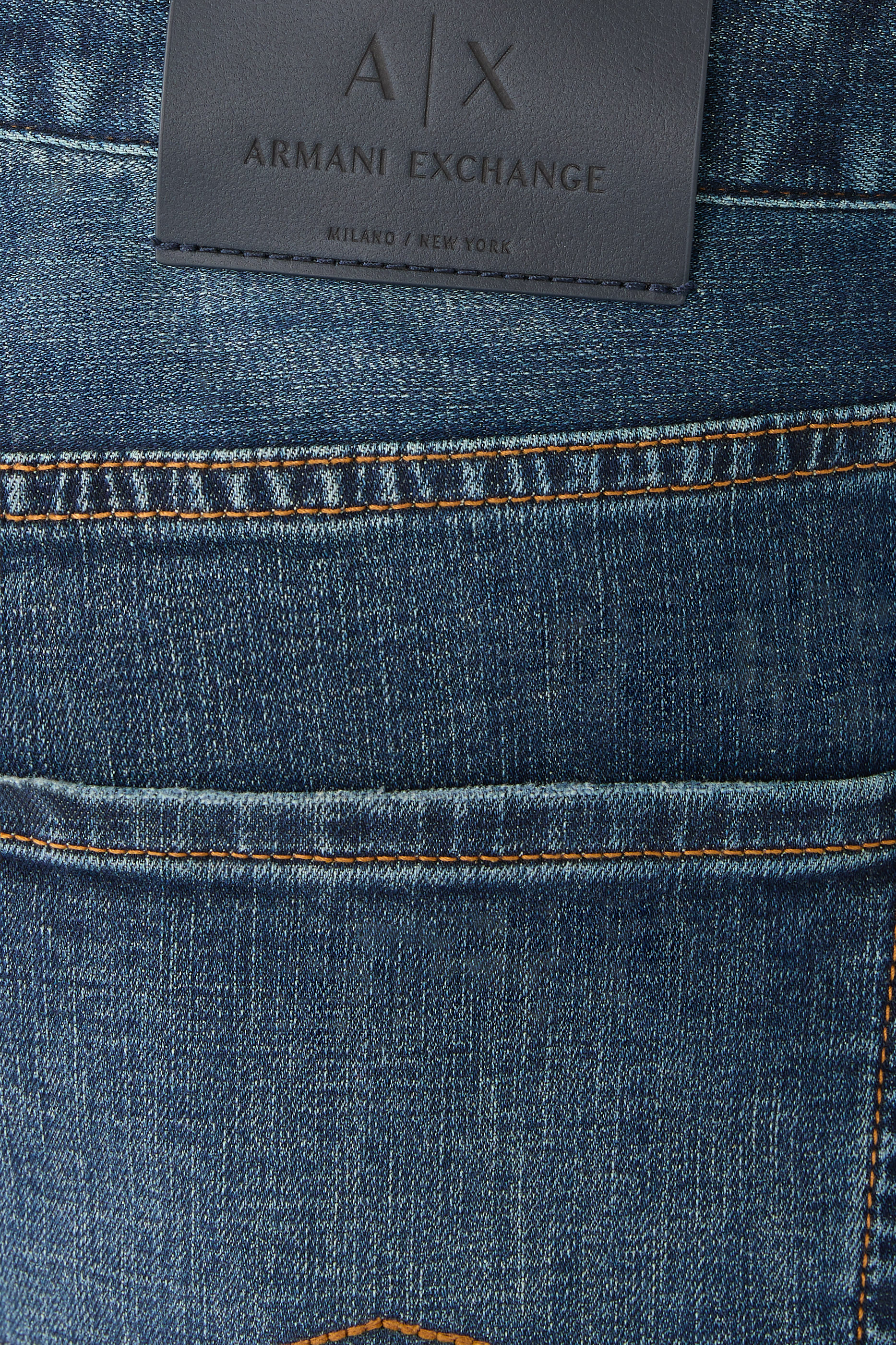 بنطال جينز بقصة ضيقة