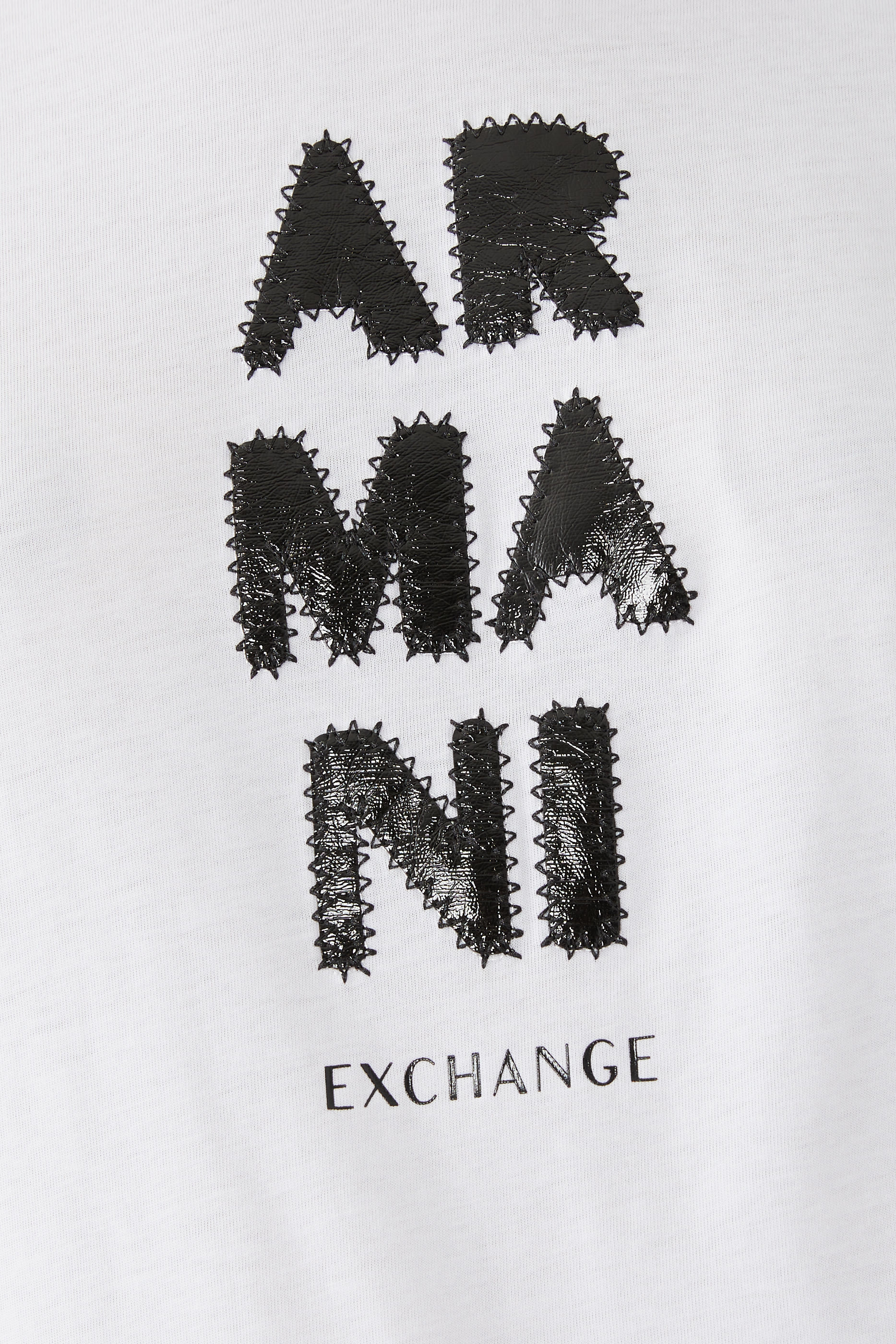 تيشيرت بقصة ضيقة وياقة ضيقة