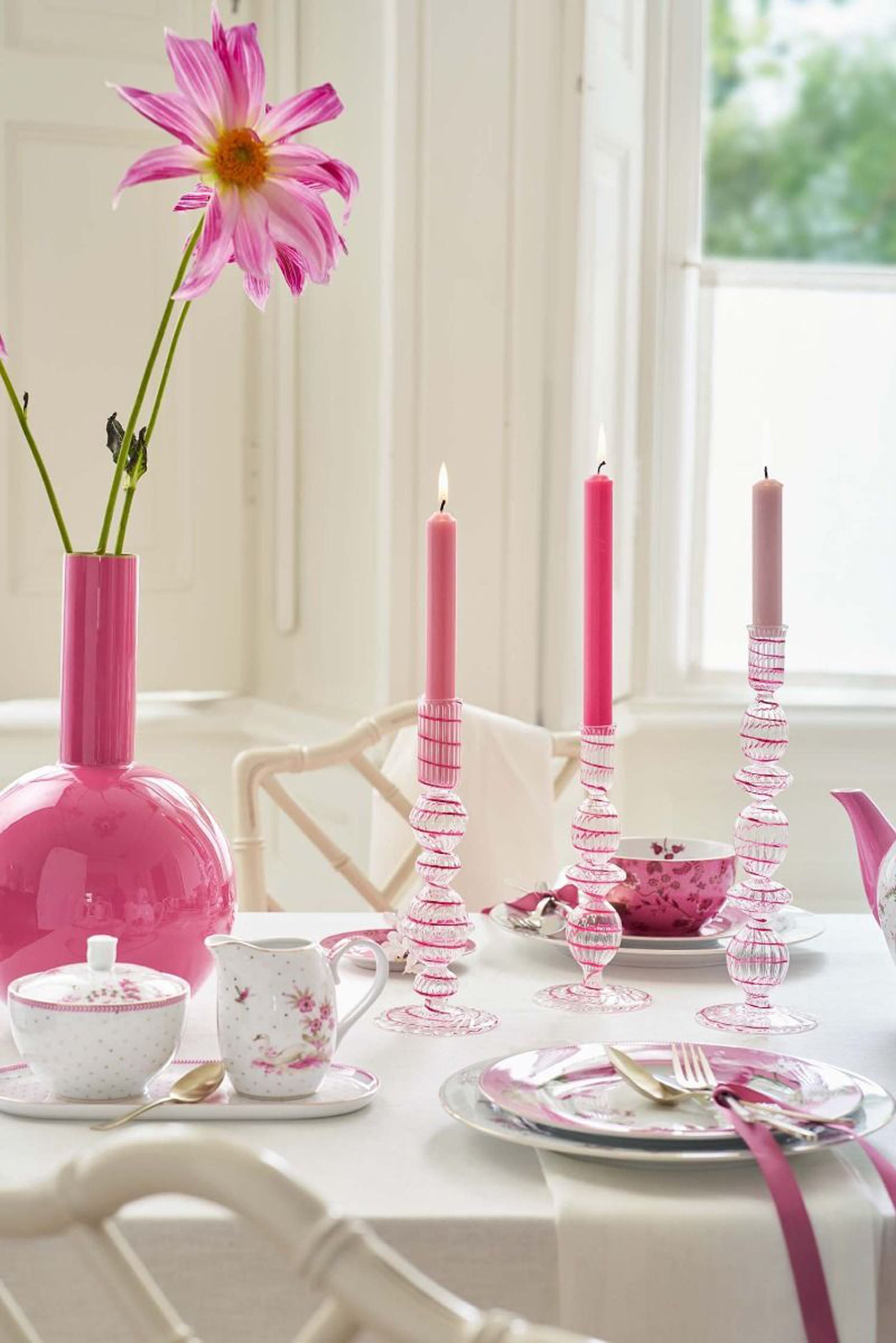 حامل شموع زجاجي بنقشة ملتوية- متوسط