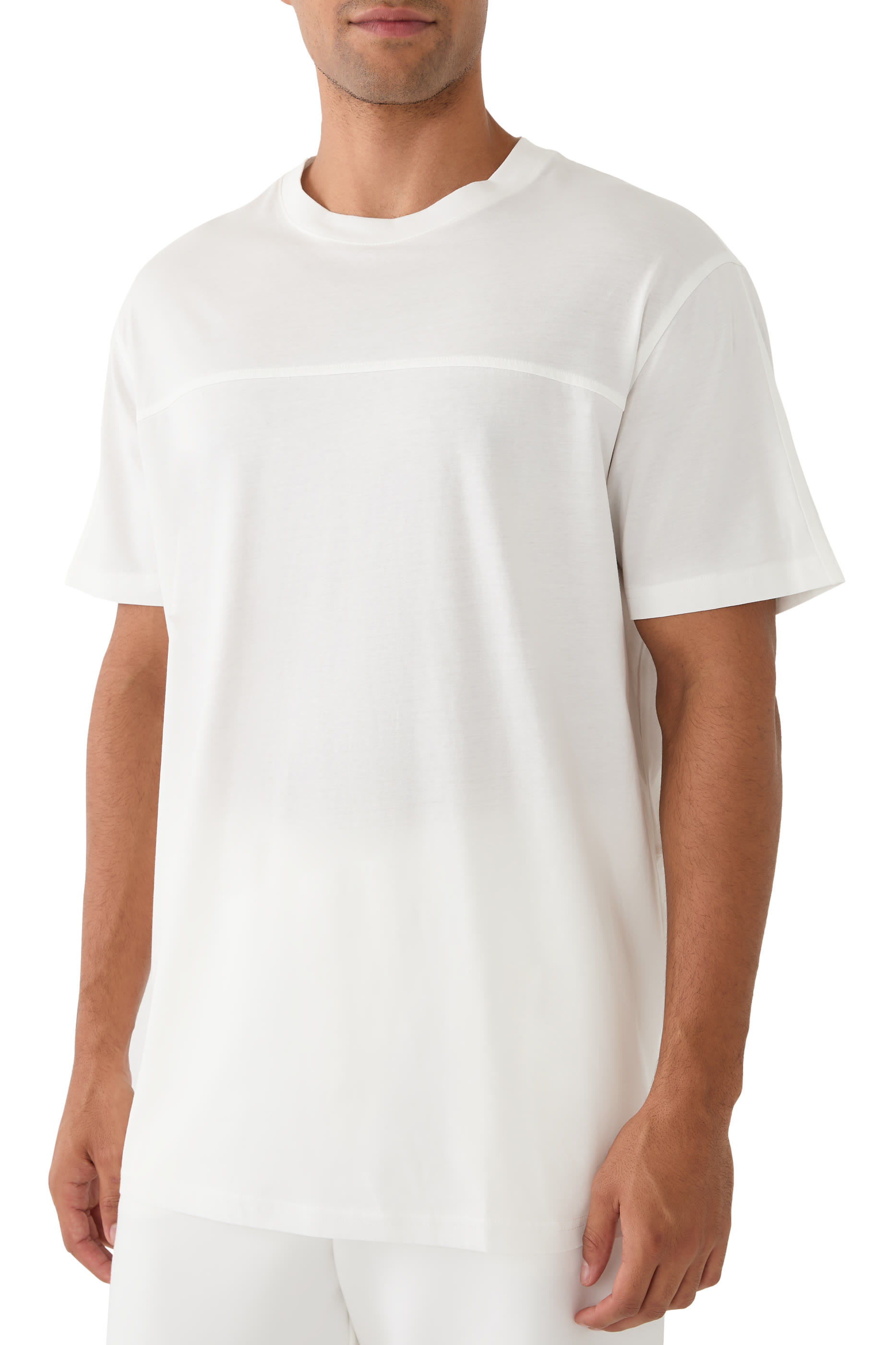 تيشيرت برقعة بشعار الماركة في الخلف