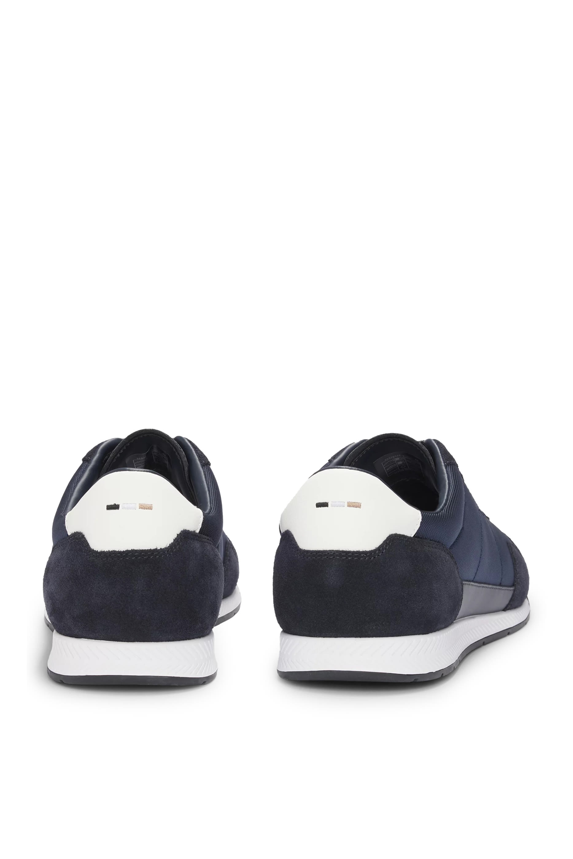 سنيكرز من خامات مختلفة برباط إغلاق