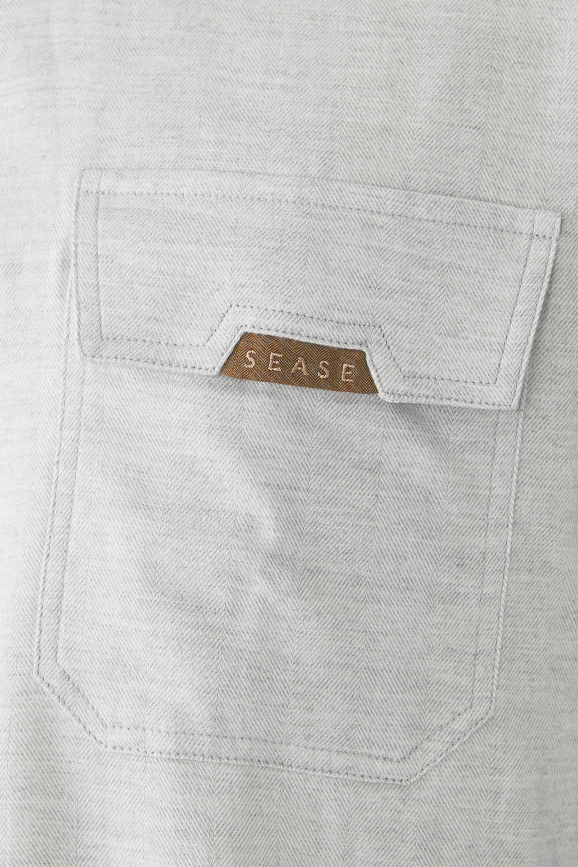 قميص بتصميم عسكري