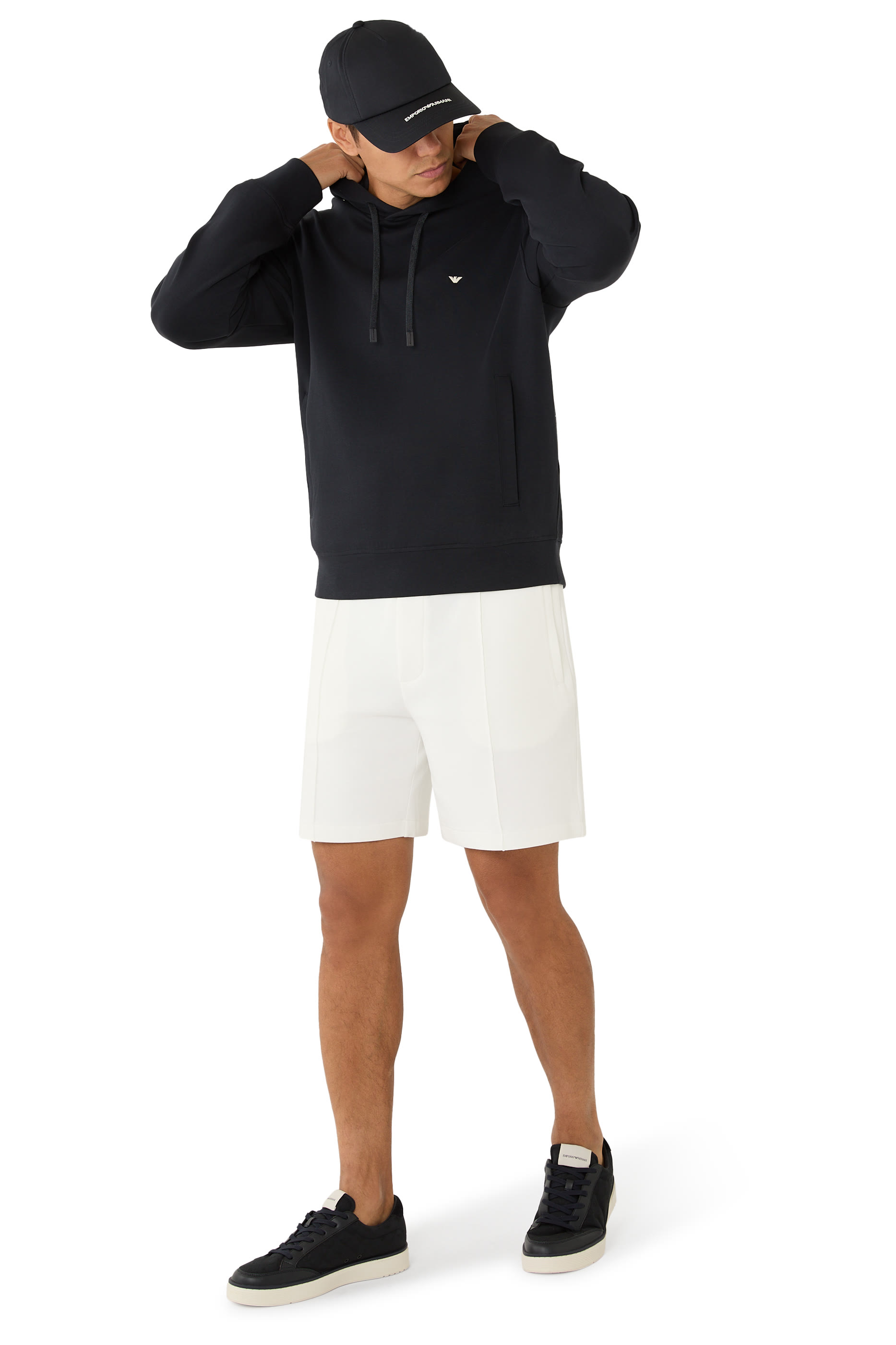 سويت شيرت بشعار الماركة بحجم صغير