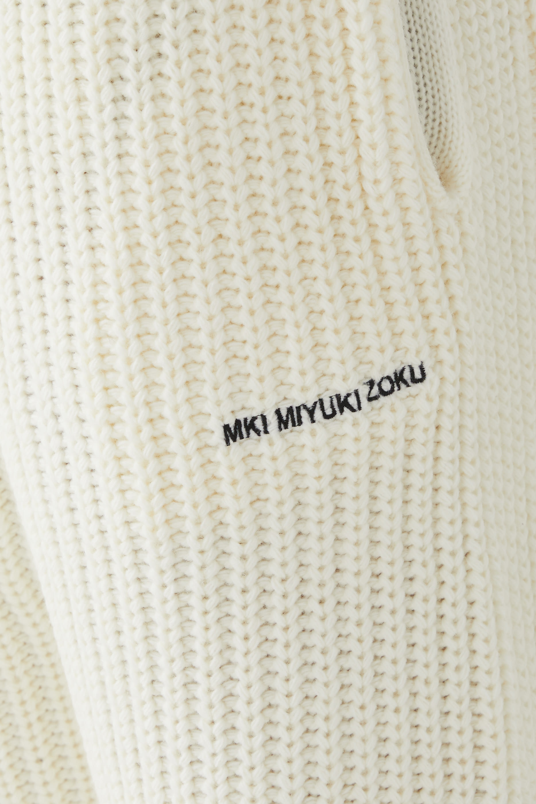 بنطال رياضي بتصميم مضلع وقصة ساق واسعة