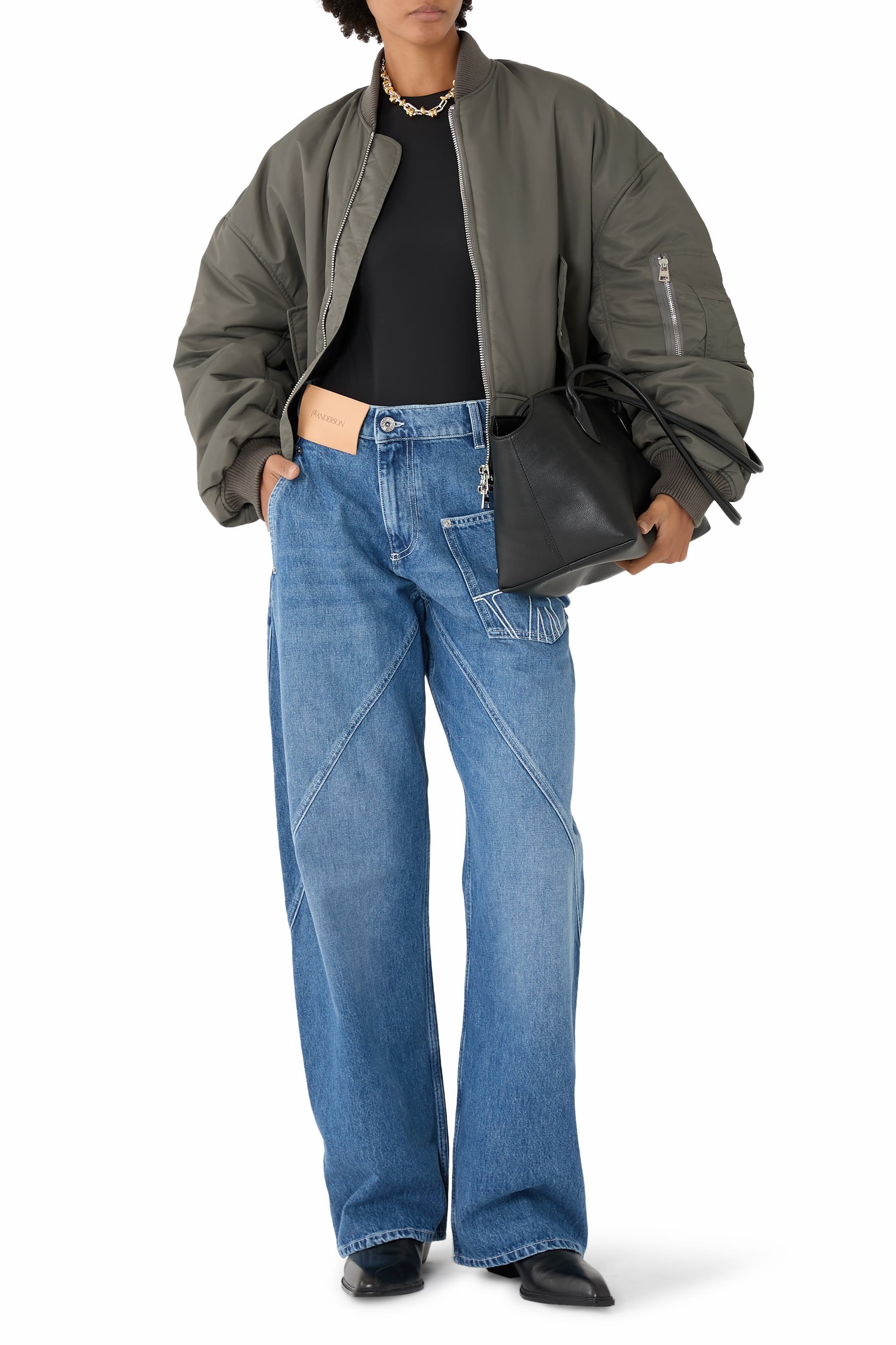 جاكيت بومبر بقصة فضفاضة وحافة مقوسة