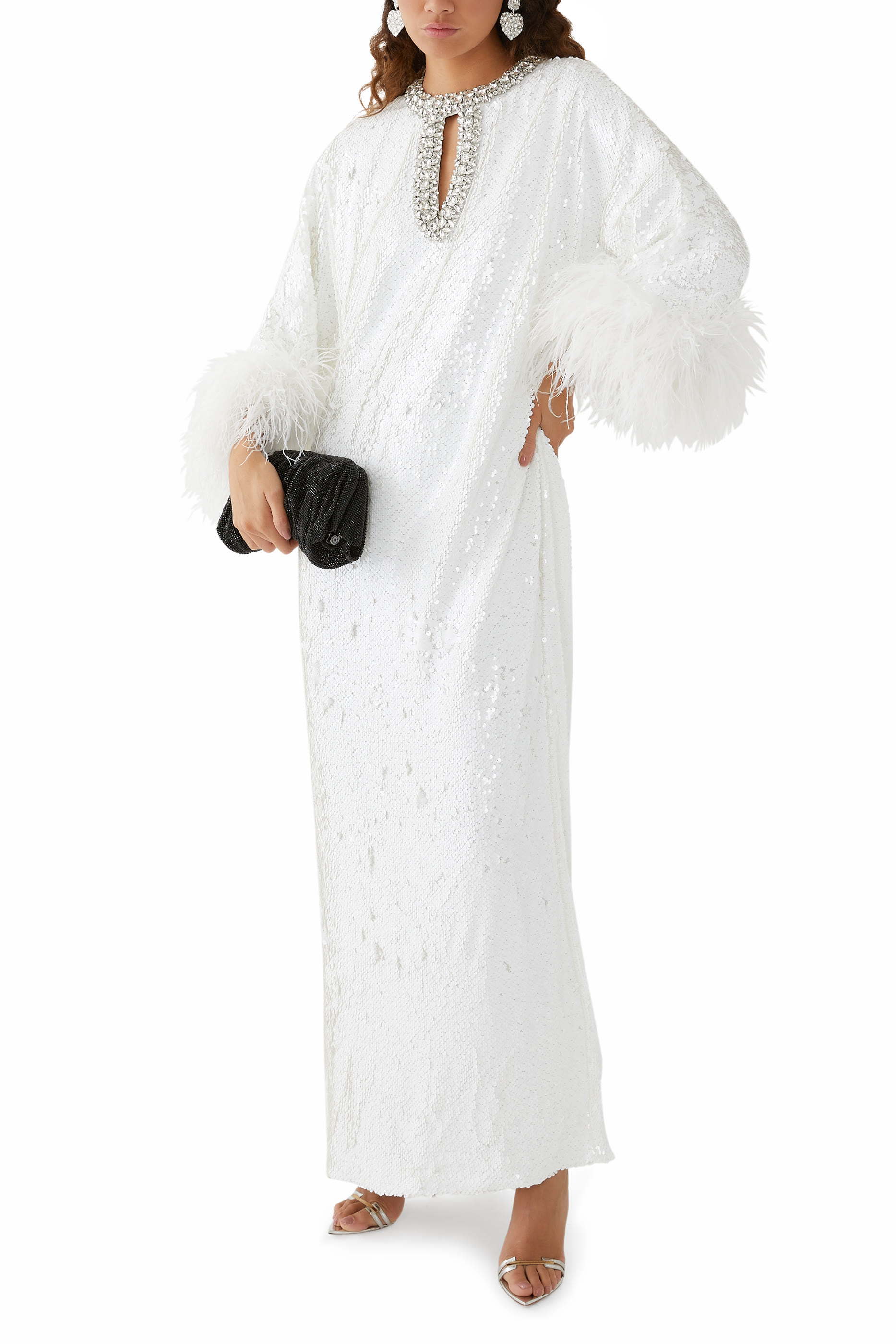 فستان طويل مزين بالترتر والريش