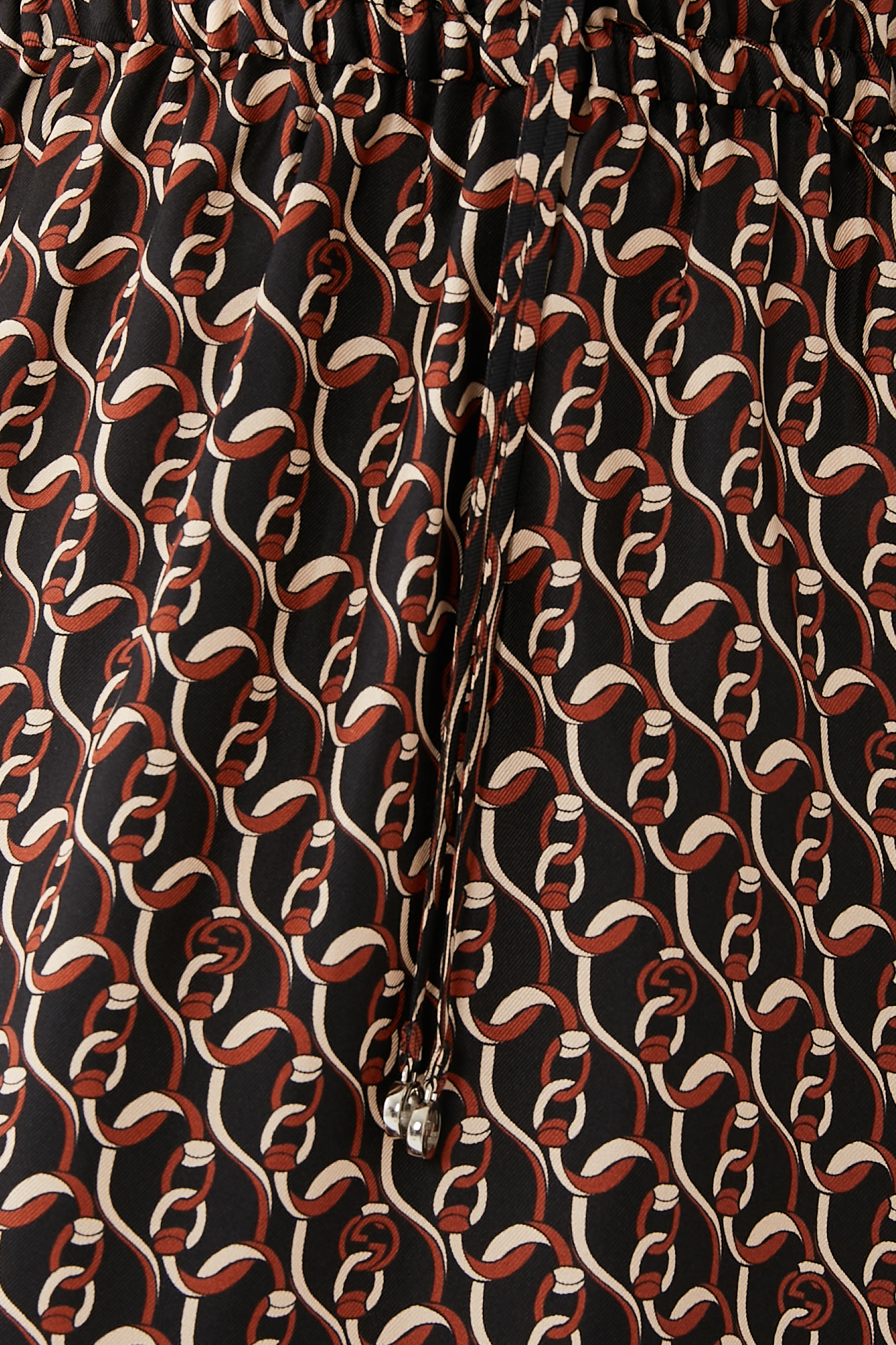 فستان حرير بنقشة سلاسل وحرفي شعار الماركة بتصميم متداخل