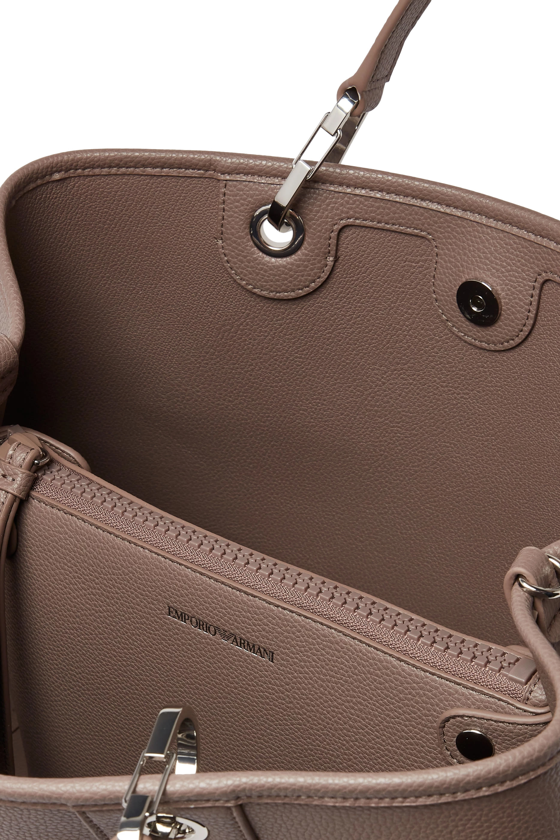 حقيبة يد بشعار الماركة