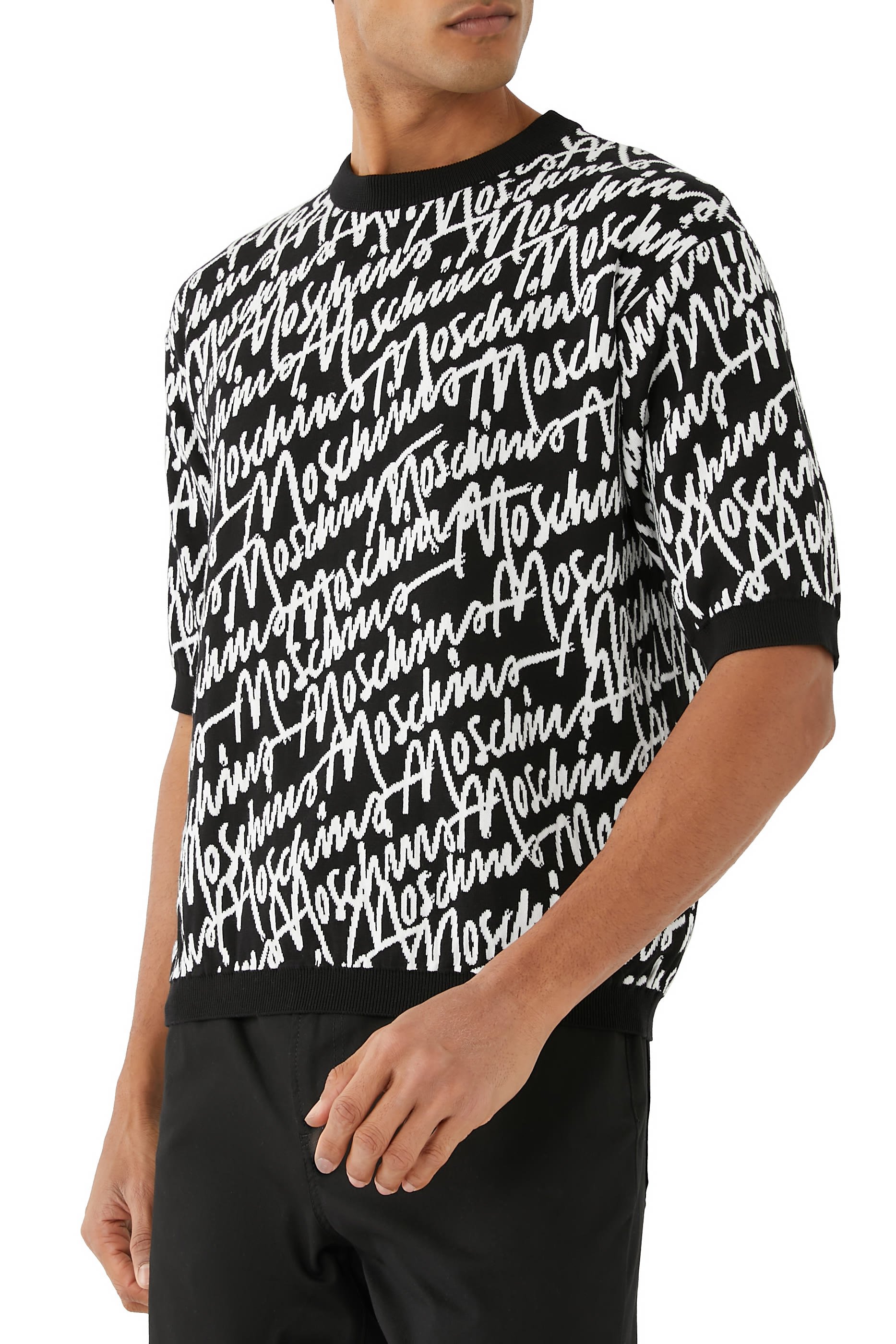 كنزة بشعار الماركة