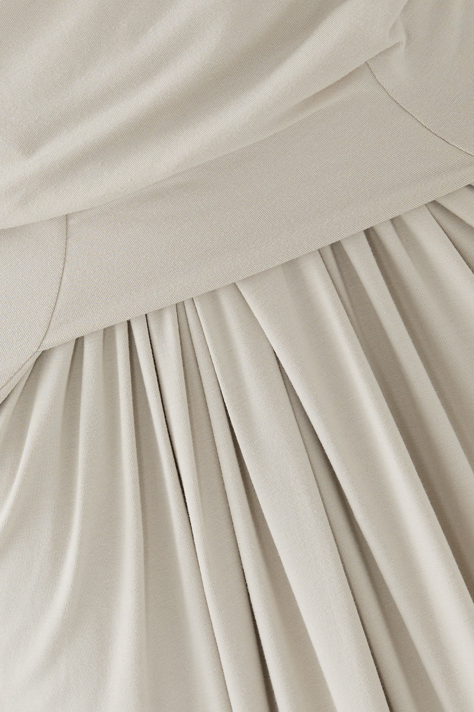 فستان طويل بتفاصيل درابيه