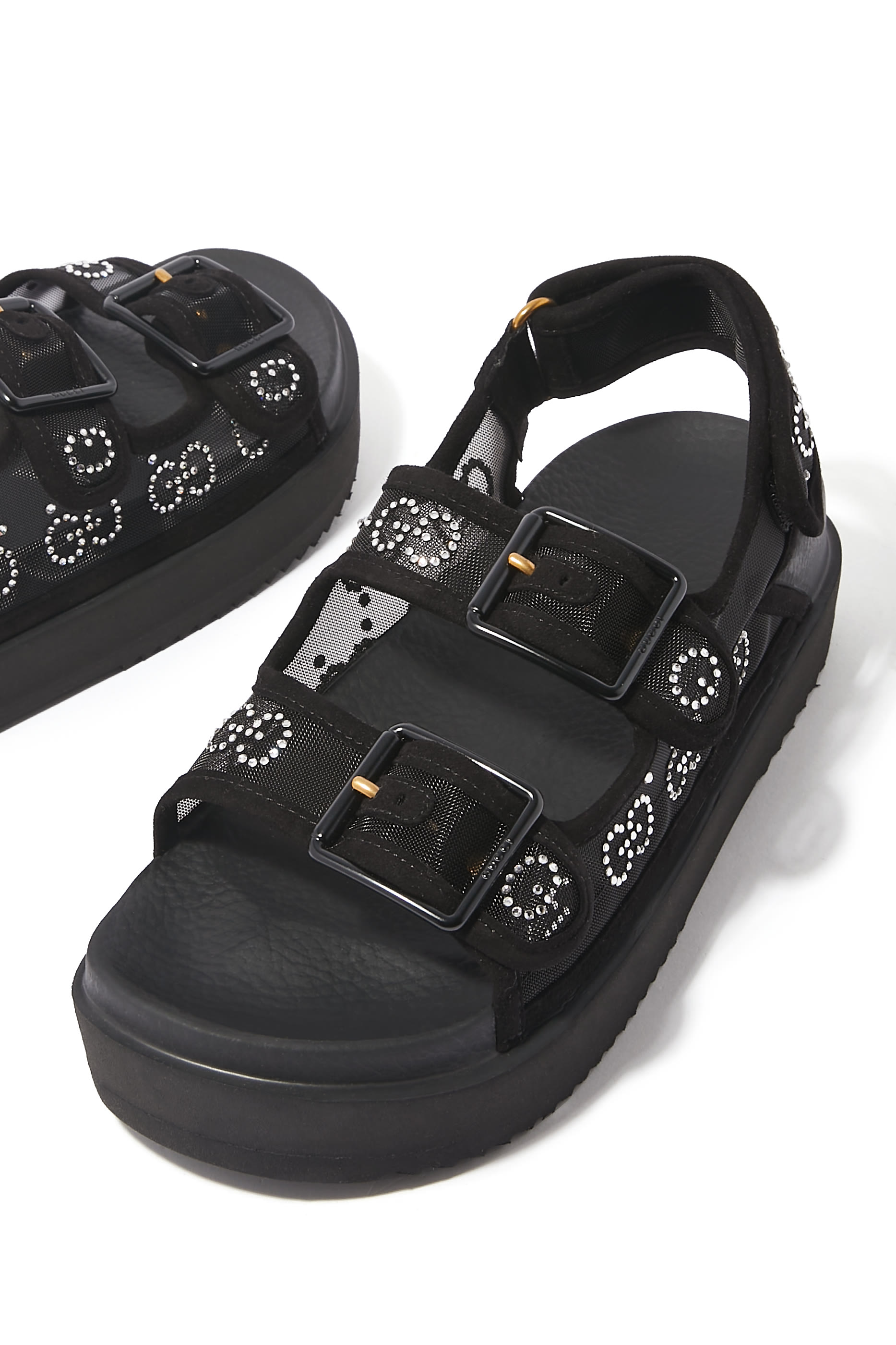 صندل مرصع بكريستال بنقشة حرفي شعار الماركة قماش شبكي