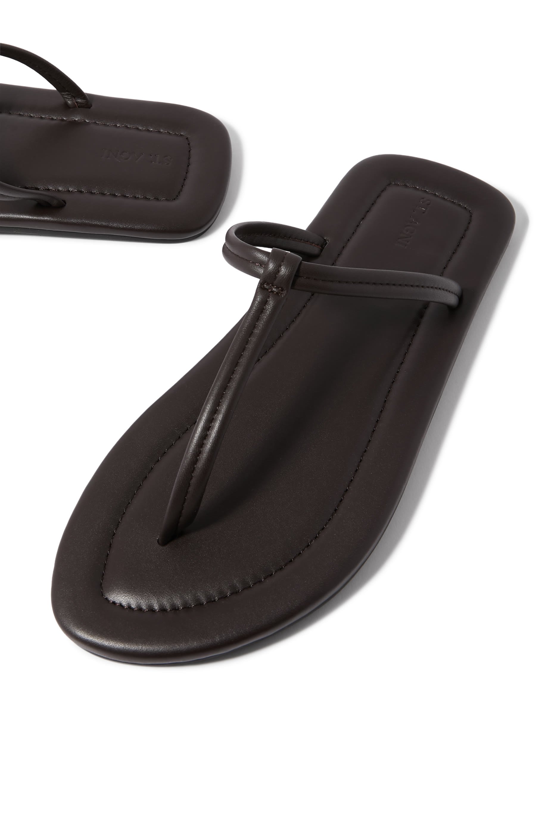 حذاء خفيف بسير على شكل حرف T